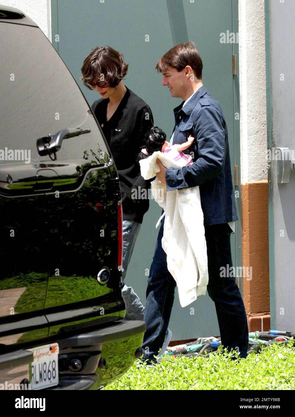 Croisière Tom et Suri visitez Katie Holmes sur le set de 'Eli Stone' à la gare historique Union Station à Los Angeles. Tom et Suri ont été ramassés à l'installation et conduits à la remorque de Katie. Tom est ensuite retourné à la mise en place sans Suri pour ramasser Katie environ une heure plus tard. Tom a été vu portant la poupée de Suri, qu'elle avait oubliée sur l'ensemble. Los Angeles, Californie. 7/15/08. Banque D'Images