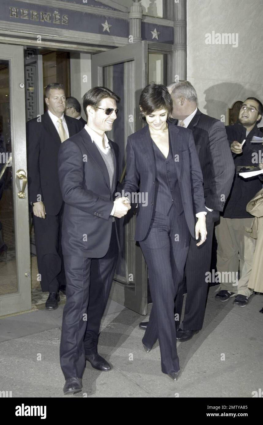 Tom Cruise et Katie Holmes, tous deux vêtu de costumes sombres, s'arrêtent pour faire du shopping à la boutique Hermes de Madison Avenue. Katie est en train d'apparaître sur Broadway dans « tous mes fils » d'Arthur Miller avec John Lithgow, deux fois lauréat d'Oscar, Dianne Wiest et Patrick Wilson. New York, NY. 10/20/08. Banque D'Images