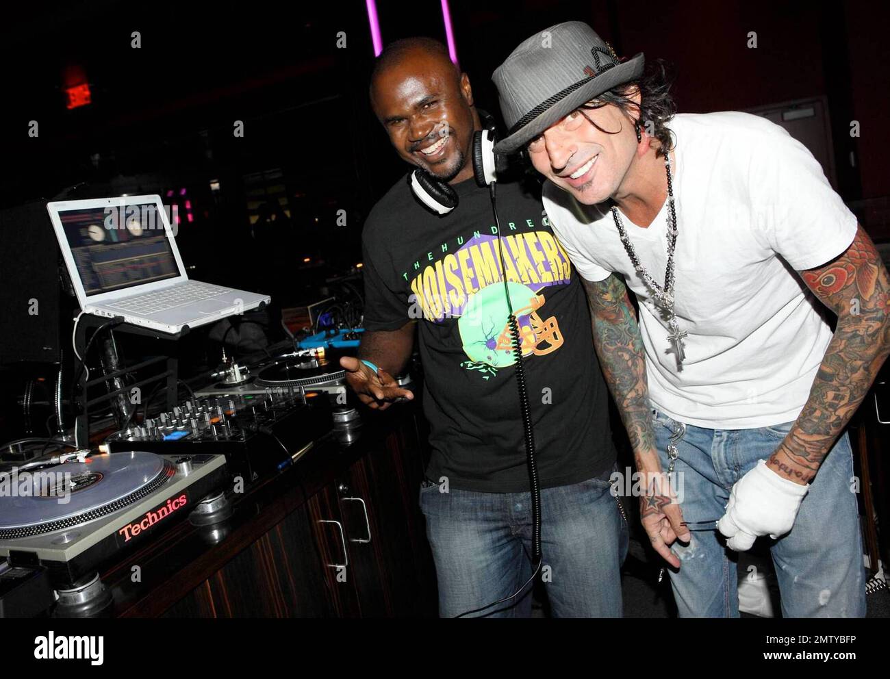 EXCLUSIF !! Rocker Tommy Lee pose avec DJ Kirk à aura boîte de nuit à Atlantis Paradise Island. Lee a fait plusieurs demandes de chansons et a été très heureux de trouver les chansons qu'il aime. Paradise Island, Bahamas. 8/26/09. Banque D'Images