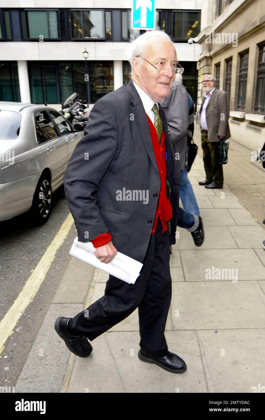 Le politicien du Parti travailliste britannique, l'ancien vicomte Stansgate de 2nd et ministre du Cabinet et président actuel de la Coalition Halte à la guerre, Anthony Neil Wedgwood Benn (alias Tony Benn) arrive à la BBC radio 2. Londres, Royaume-Uni. 4/13/11. Banque D'Images