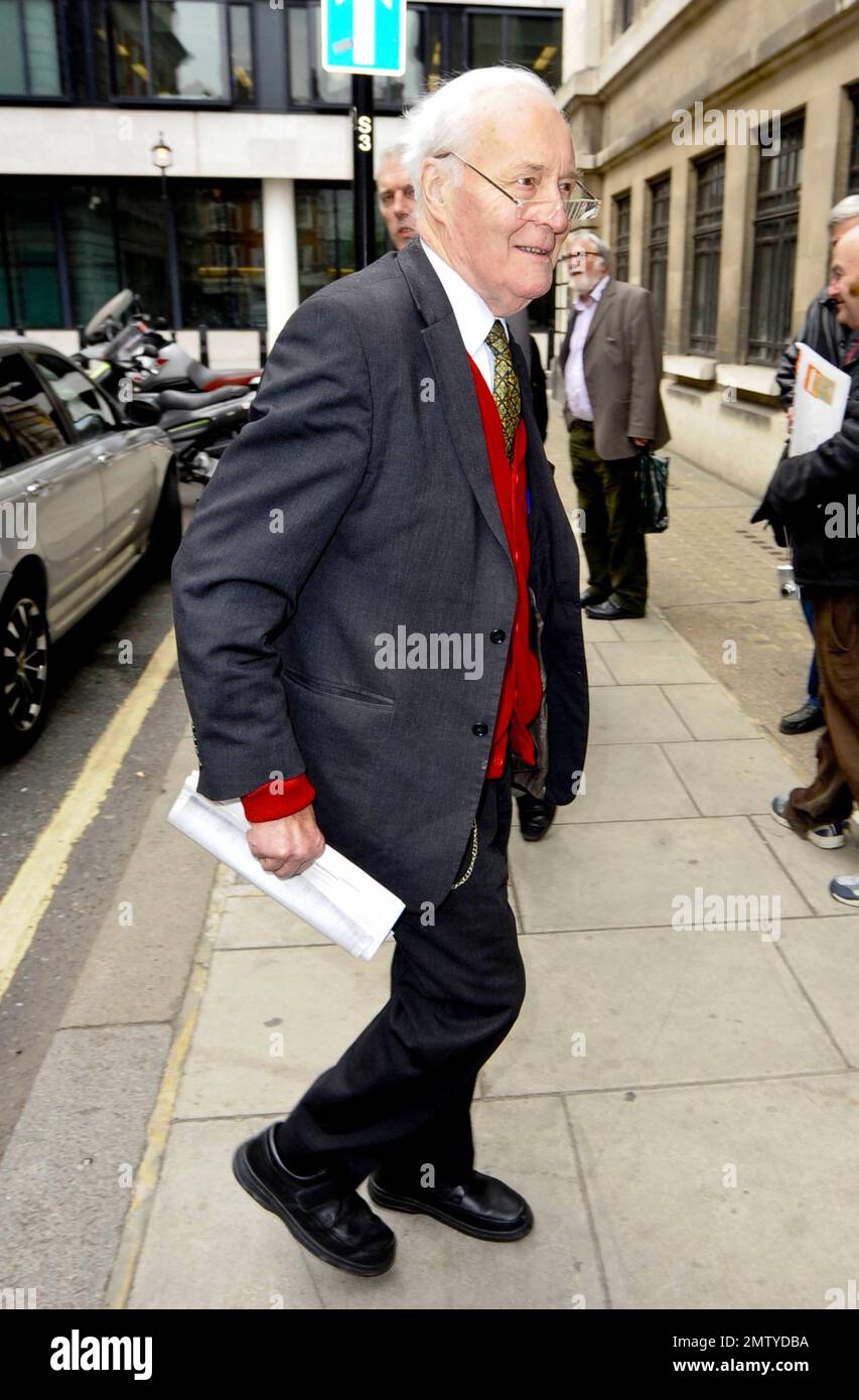 Le politicien du Parti travailliste britannique, l'ancien vicomte Stansgate de 2nd et ministre du Cabinet et président actuel de la Coalition Halte à la guerre, Anthony Neil Wedgwood Benn (alias Tony Benn) arrive à la BBC radio 2. Londres, Royaume-Uni. 4/13/11. Banque D'Images