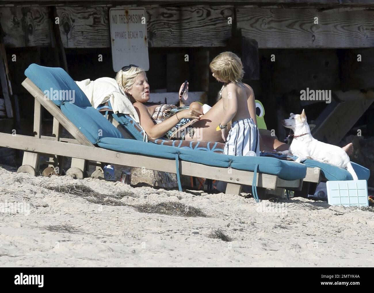 EXCLUSIF !! L'actrice enceinte et auteure Tori Spelling porte un maillot de  bain à motifs alors qu'elle se détend sur la plage avec ses chiens et son  fils Liam pendant les vacances