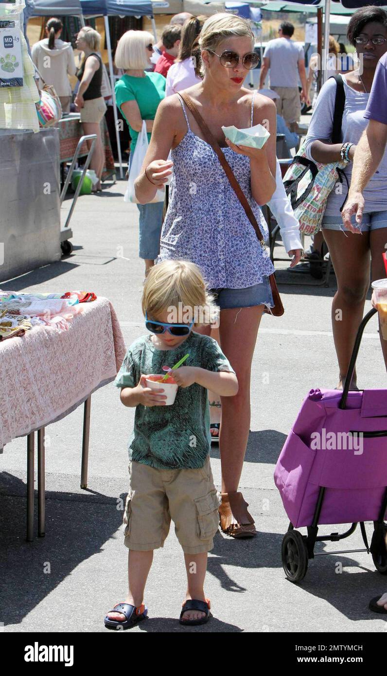 Tori Spelling et son mari Dean McDermott passent la journée sur un marché  agricole de Los Angeles avec leurs enfants, leur fils Liam et leur fille  Stella. Tori a montré sa poitrine