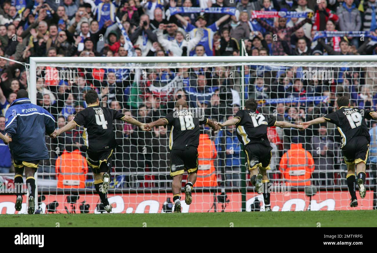 Les fans de la ville de Cardiff célèbrent la course à leurs fans à l'unisson en se tenant la main après avoir remporté la demi-finale de la Fa Cup à Wembley contre Barnsley le 6 avril 2008. Cette image est liée par les restrictions de Dataco sur la façon dont elle peut être utilisée. UTILISATION ÉDITORIALE UNIQUEMENT aucune utilisation avec des fichiers audio, vidéo, données, listes de présentoirs, logos de club/ligue ou services « live » non autorisés. Utilisation in-match en ligne limitée à 120 images, pas d'émulation vidéo. Aucune utilisation dans les Paris, les jeux ou les publications de club/ligue/joueur unique Banque D'Images