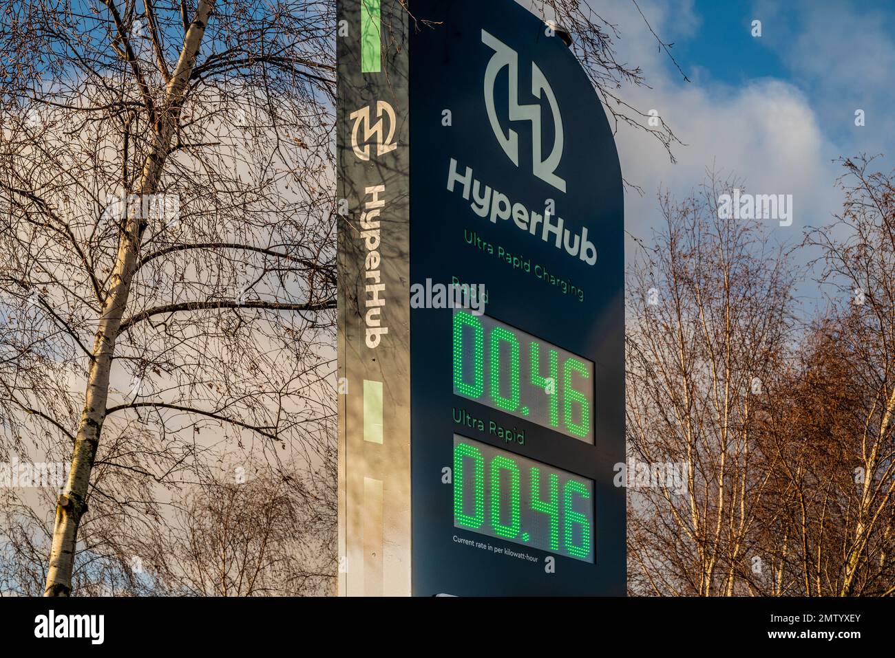 Signe de totem HyperHub à un poste de charge de véhicule électrique York vu contre un ciel bleu. ROYAUME-UNI Banque D'Images