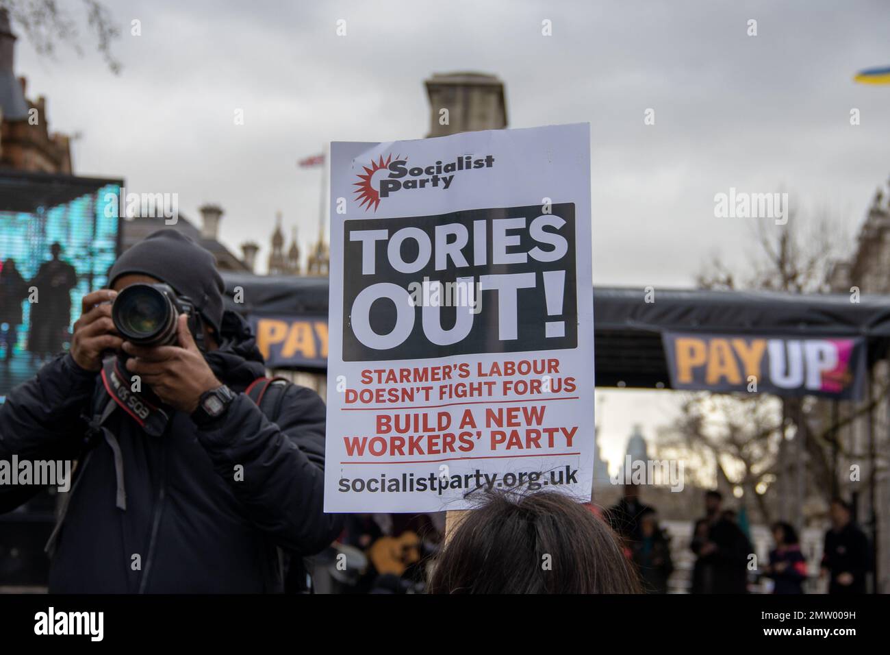 Londres, Royaume-Uni - 1 février 2023. Les manifestants de Whitehall après avoir défilé de la BBC protègent le droit de grève et de payer en mars. Des milliers d'enseignants, de travailleurs et de fonctionnaires sortent dans le cadre de la journée d'action. Credit: Sinai Noor/Alamy Live News (USAGE ÉDITORIAL SEULEMENT!) Banque D'Images