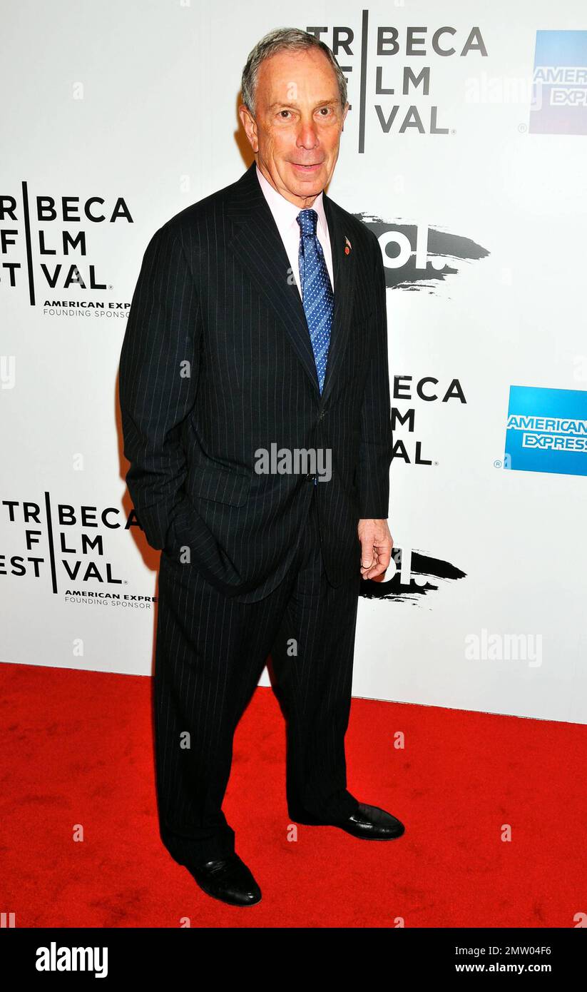 Michael Bloomberg à la soirée d'ouverture du Festival du film de Tribeca, la première mondiale de « The Union » de Cameron Crowe avec les légendes musicales Elton John et Leon Russell. New York, NY. 4/20/11. Banque D'Images