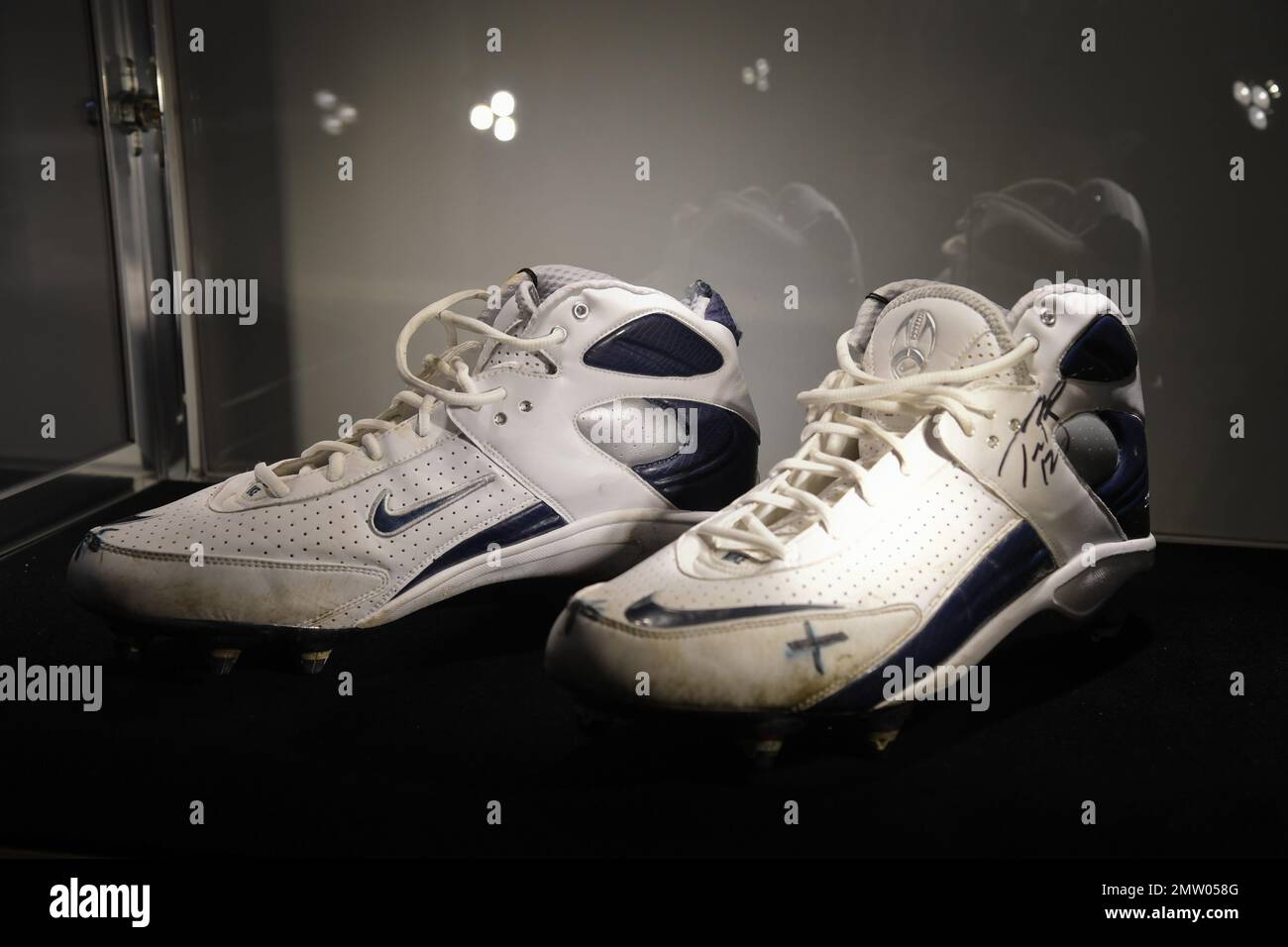Tom Brady 2006-2007 NFL Playoffs New England Patriots match Tar & Signed Cleats, est. $100 000-200 000, sont prévisualisées avant la vente aux enchères à Sotheby's à New York, NY, on 1 février 2023. Les enchères de Zénith de Sotheby présentent des objets sportifs portés par le jeu, avec l'ouverture de la partie 1 de Zénith pour les enchères de 2-9 février. (Photo par Efren Landaos/Sipa USA) Banque D'Images