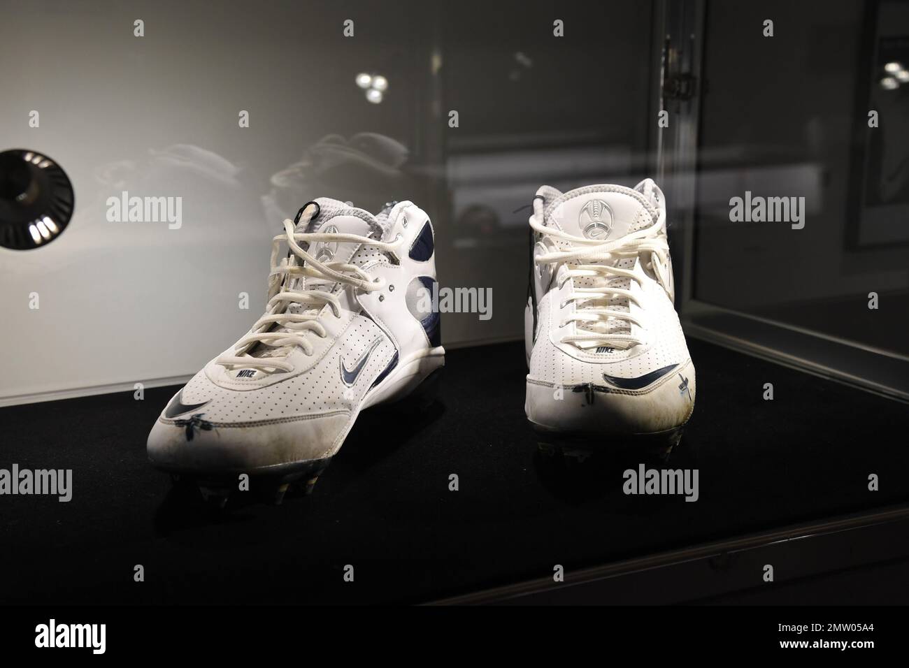 Tom Brady 2006-2007 NFL Playoffs New England Patriots match Tar & Signed Cleats, est. $100 000-200 000, sont prévisualisées avant la vente aux enchères à Sotheby's à New York, NY, on 1 février 2023. Les enchères de Zénith de Sotheby présentent des objets sportifs portés par le jeu, avec l'ouverture de la partie 1 de Zénith pour les enchères de 2-9 février. (Photo par Efren Landaos/Sipa USA) Banque D'Images