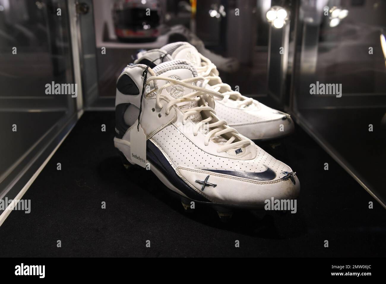Tom Brady 2006-2007 NFL Playoffs New England Patriots match Tar & Signed Cleats, est. $100 000-200 000, sont prévisualisées avant la vente aux enchères à Sotheby's à New York, NY, on 1 février 2023. Les enchères de Zénith de Sotheby présentent des objets sportifs portés par le jeu, avec l'ouverture de la partie 1 de Zénith pour les enchères de 2-9 février. (Photo par Efren Landaos/Sipa USA) Banque D'Images