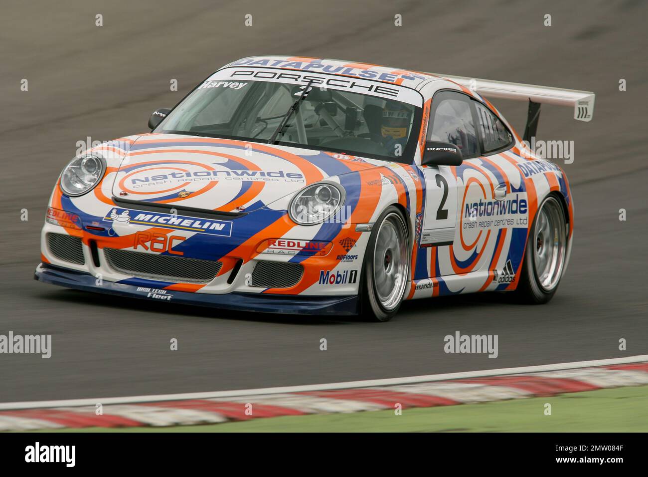 Tim Harvey se produit à la Porsche Carrera Cup à Brands Hatch en passant par Paddock Hill dans la course de soutien de BCCC 2008. Banque D'Images