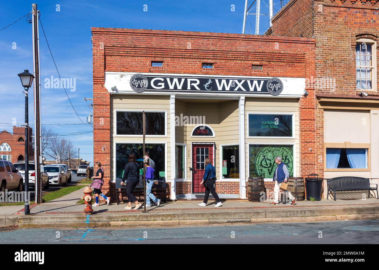 WAXHAW, NC, USA-28 JAN 2023: GWR-Great Wagon Road Distiling, on N. main St. par une belle journée d'hiver. Les gens passent en regardant par la fenêtre. Banque D'Images