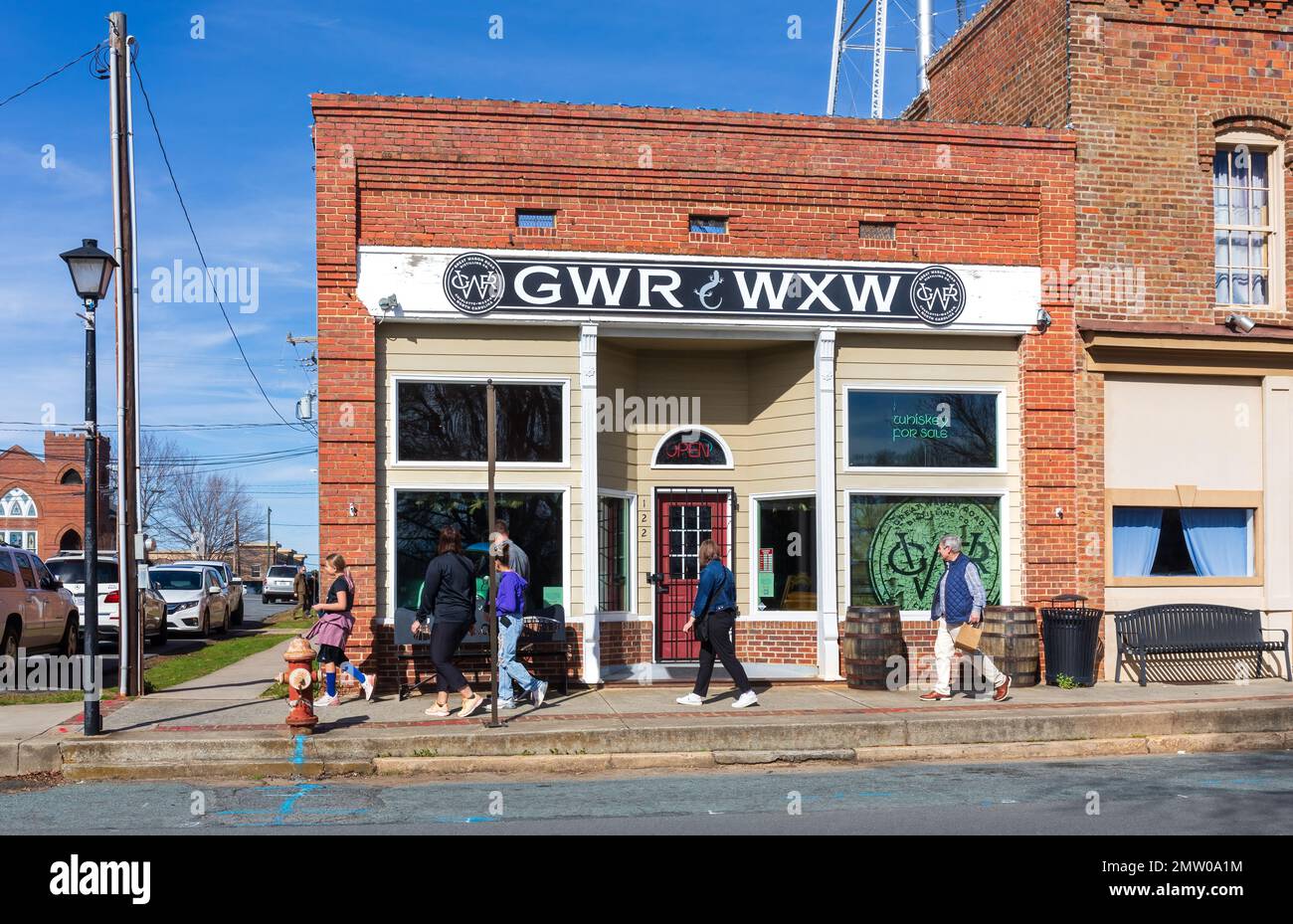 WAXHAW, NC, USA-28 JAN 2023: GWR-Great Wagon Road Distiling, on N. main St. par une belle journée d'hiver. Les gens passent en regardant par la fenêtre. Banque D'Images