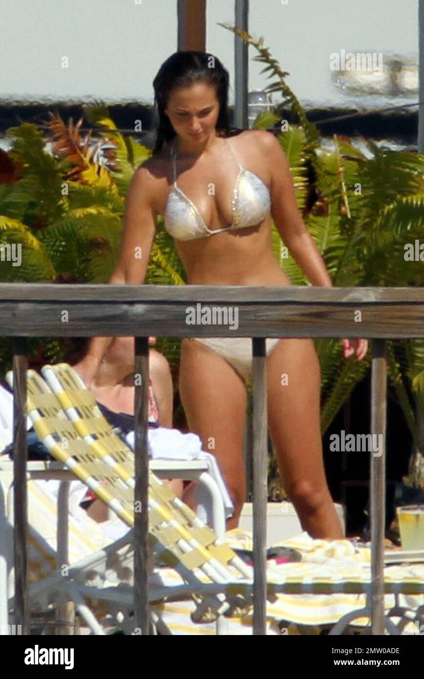 Tulisa Contostavlos, juge du « X Factor », a été repéré à Miami Beach,  montrant sa figure dans un bikini argenté en compagnie d'une amie de longue  date et d'une assistante personnelle