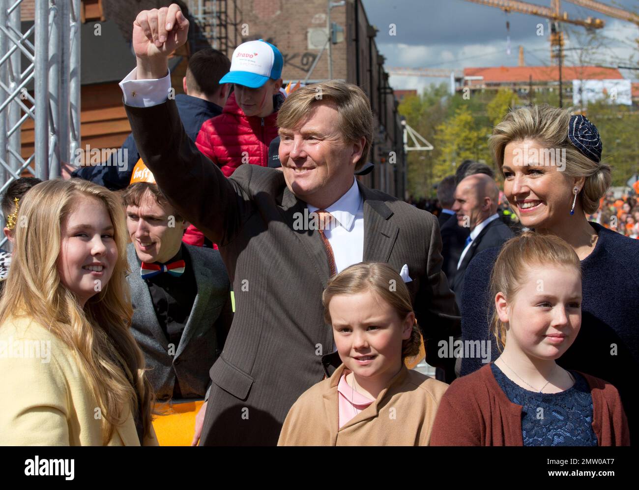 Dutch King Willem-Alexander greets well-wishers as he poses with his wife Queen Maxima, right, and their children Princesses Amalia, left, Ariane, center, and Alexia, as he celebrates his 50th anniversary on Kingsday in Tilburg, south central Netherlands, Thursday, April 27, 2017. (AP Photo/Peter Dejong) Banque D'Images