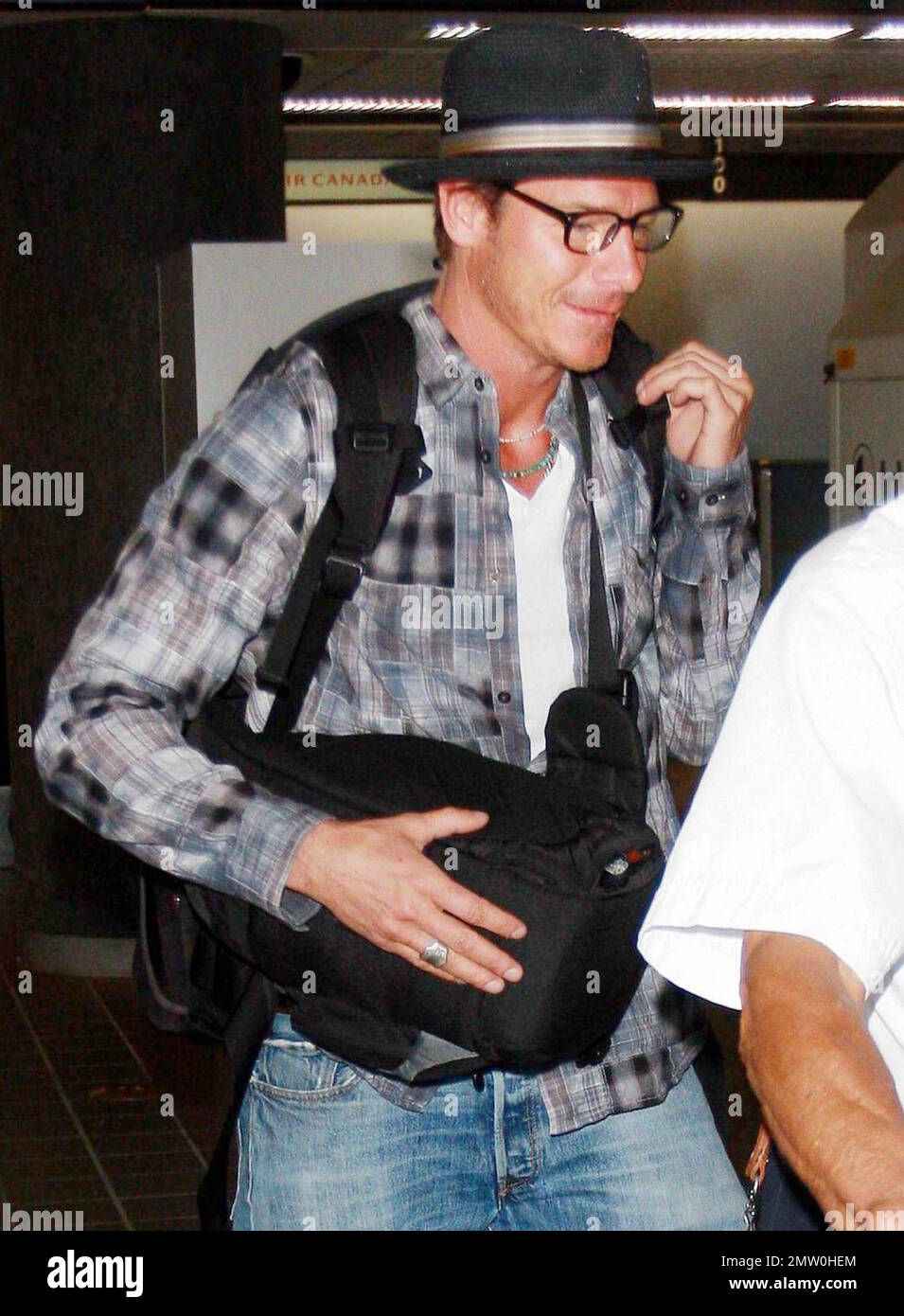 EXCLUSIF !! Ty Pennington, hôte du programme de rénovation de la maison « Extreme Makeover », arrive à LAX pour un vol hors de la ville. Pennington, qui est vu sortir ses bagages d'une voiture de ville, serait sur le point de commencer à filmer un nouveau spectacle de style de vie, « Inside the Box », en Ontario, au Canada. Le Bachelor de 45 ans semble constituer une entreprise internationale, car il accueille également le spectacle « Ty's Great British Adventure » qui se produit au Royaume-Uni. Los Angeles, Californie. 05/30/10. Banque D'Images