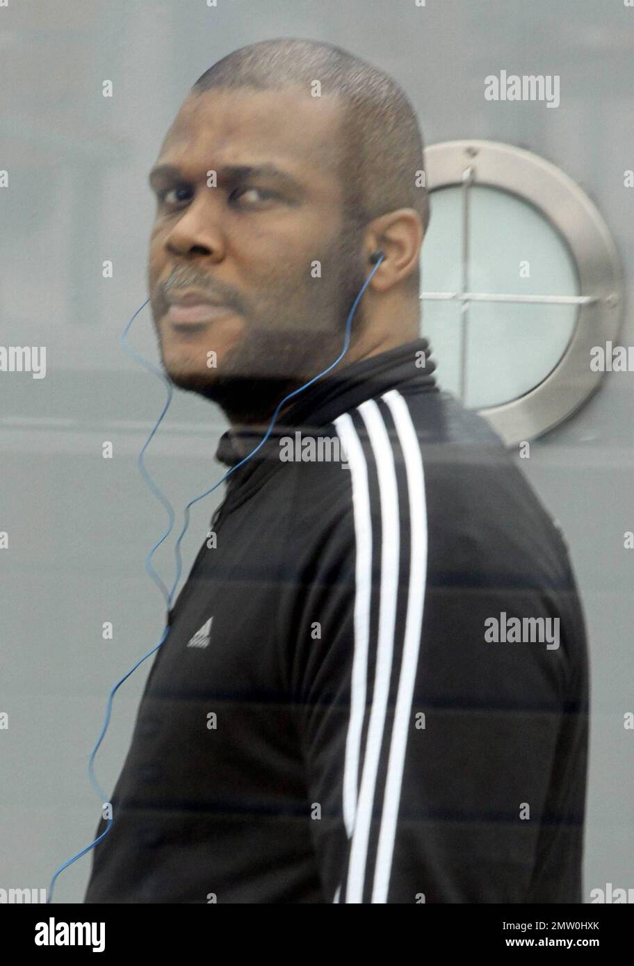 EXCLUSIF !! L'acteur, le réalisateur et le producteur Tyler Perry, qui s'est fait connaître après la sortie de son film « Diary of a Mad Black Woman », quitte un gymnase local après un entraînement à West Hollywood, Californie. 2/15/11. Banque D'Images