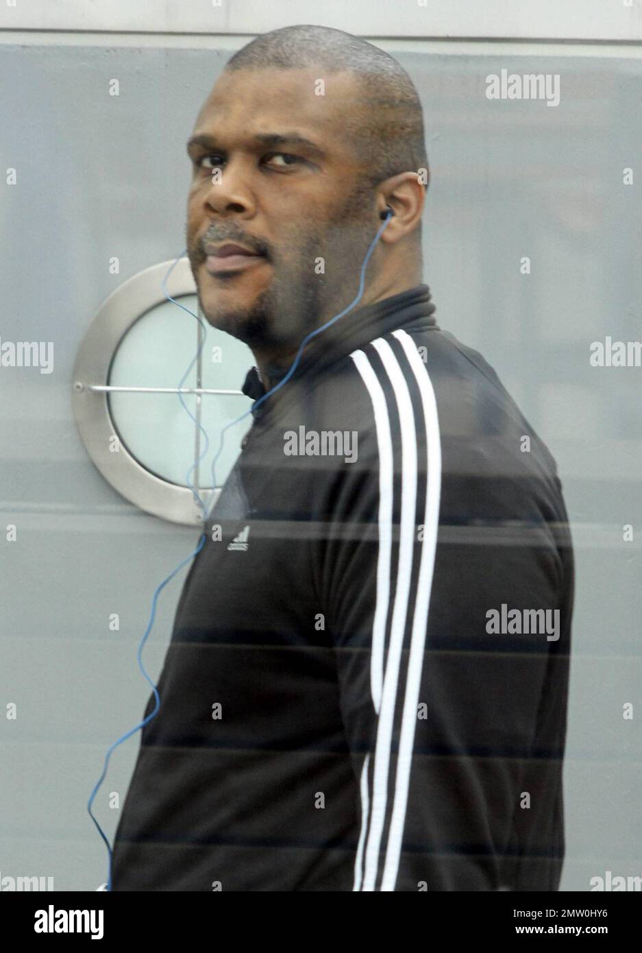 EXCLUSIF !! L'acteur, le réalisateur et le producteur Tyler Perry, qui s'est fait connaître après la sortie de son film « Diary of a Mad Black Woman », quitte un gymnase local après un entraînement à West Hollywood, Californie. 2/15/11. Banque D'Images