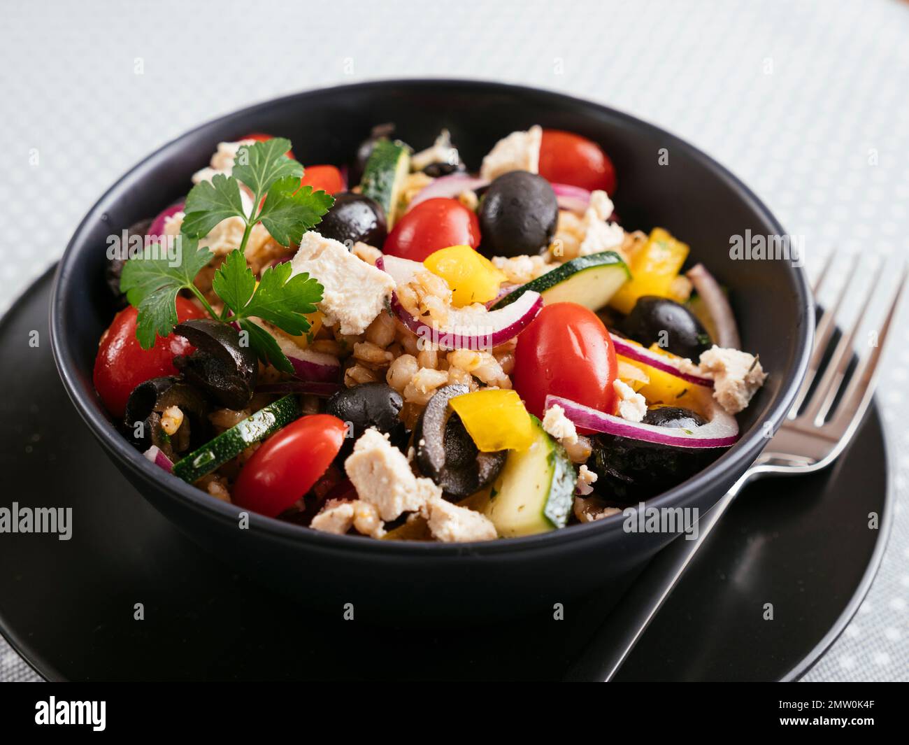 Salade d'orge grecque avec feta de vegan maison Banque D'Images