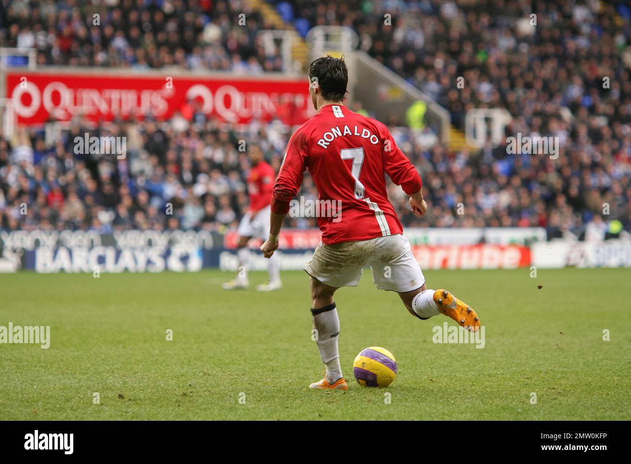 Manchester United Cristiano Ronaldo contre Reading au stade Madejski 19th janvier 2008.vue arrière montrant le nom sur le maillot regardant dans le stade. Cette image est liée par les restrictions de Dataco sur la façon dont elle peut être utilisée. UTILISATION ÉDITORIALE UNIQUEMENT aucune utilisation avec des fichiers audio, vidéo, données, listes de présentoirs, logos de club/ligue ou services « live » non autorisés. Utilisation in-match en ligne limitée à 120 images, pas d'émulation vidéo. Aucune utilisation dans les Paris, les jeux ou les publications de club/ligue/joueur unique Banque D'Images