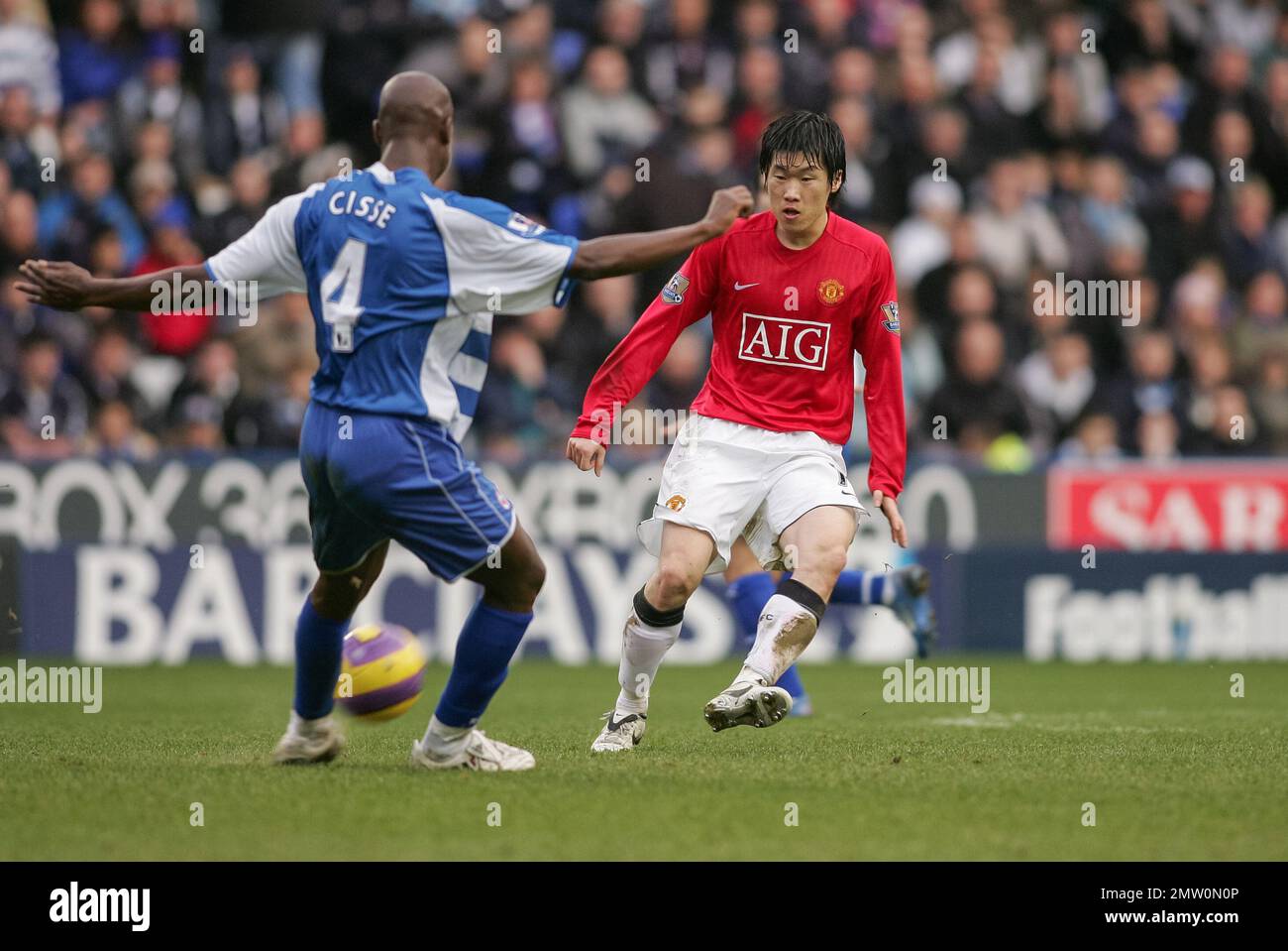 Manchester United Ji Sung Park contre la lecture au stade Madejski 19th janvier 2008. Cette image est liée par les restrictions Dataco sur la façon dont elle peut être utilisée. UTILISATION ÉDITORIALE UNIQUEMENT aucune utilisation avec des fichiers audio, vidéo, données, listes de présentoirs, logos de club/ligue ou services « live » non autorisés. Utilisation in-match en ligne limitée à 120 images, pas d'émulation vidéo. Aucune utilisation dans les Paris, les jeux ou les publications de club/ligue/joueur unique Banque D'Images