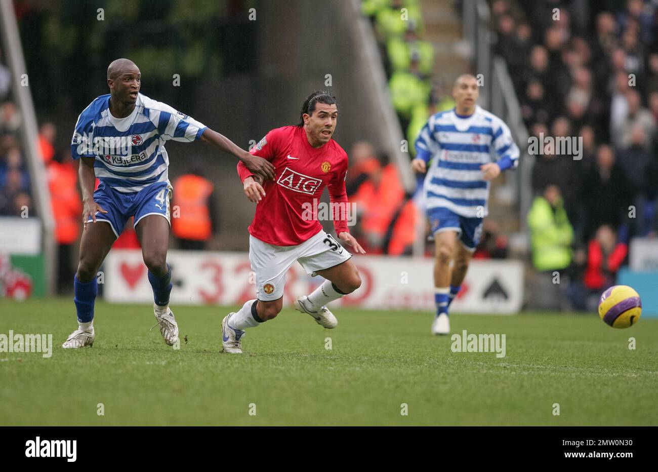 Carlos Tevez est libéré de Kalifa Cisse lors du match de premier League de Reading contre Manchester United le 19 janvier 2008. Au stade Madejski. Cette image est liée par les restrictions de Dataco sur la façon dont elle peut être utilisée. UTILISATION ÉDITORIALE UNIQUEMENT aucune utilisation avec des fichiers audio, vidéo, données, listes de présentoirs, logos de club/ligue ou services « live » non autorisés. Utilisation in-match en ligne limitée à 120 images, pas d'émulation vidéo. Aucune utilisation dans les Paris, les jeux ou les publications de club/ligue/joueur unique Banque D'Images