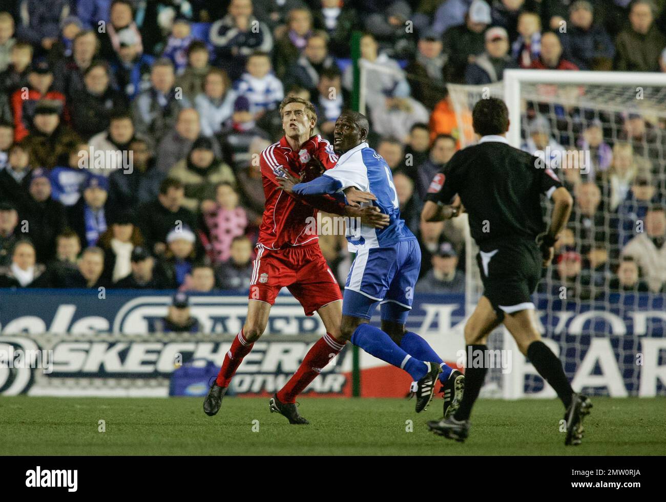 Liverpools Peter Crouch en action contre Lectures Ibrahima Sonko au stade Madejski le 8th décembre 2007.cette image est liée par les restrictions de Dataco sur la façon dont elle peut être utilisée. UTILISATION ÉDITORIALE SEULEMENT aucune utilisation avec des fichiers audio, vidéo, données, listes de présentoirs, logos de clubs/ligue ou services « en direct » non autorisés. Utilisation en ligne limitée à 120 images, pas d'émulation vidéo. Aucune utilisation dans les Paris, les jeux ou les publications de club/ligue/joueur unique Banque D'Images Liverpools Peter Crouch en action contre Lectures Ibrahima Sonko au stade Madejski le 8th décembre 2007.cette image est liée par les restrictions de Dataco sur la façon dont elle peut être utilisée. UTILISATION ÉDITORIALE SEULEMENT aucune utilisation avec des fichiers audio, vidéo, données, listes de présentoirs, logos de clubs/ligue ou services « en direct » non autorisés. Utilisation en ligne limitée à 120 images, pas d'émulation vidéo. Aucune utilisation dans les Paris, les jeux ou les publications de club/ligue/joueur unique Banque D'Images