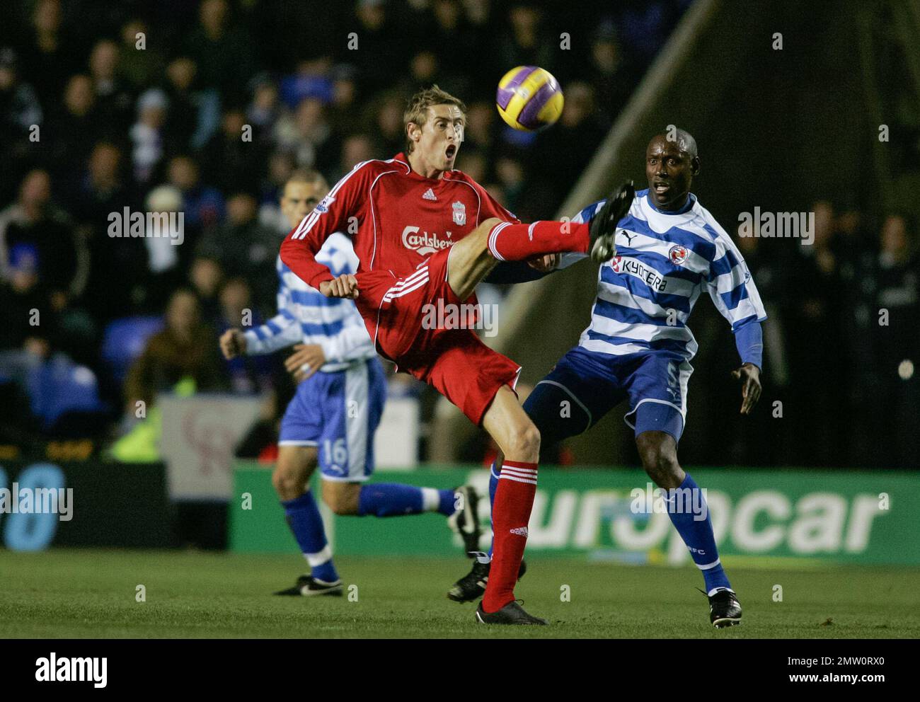 Liverpools Peter Crouch en action contre Lectures Ibrahima Sonko au stade Madejski le 8th décembre 2007.cette image est liée par les restrictions de Dataco sur la façon dont elle peut être utilisée. UTILISATION ÉDITORIALE SEULEMENT aucune utilisation avec des fichiers audio, vidéo, données, listes de présentoirs, logos de clubs/ligue ou services « en direct » non autorisés. Utilisation en ligne limitée à 120 images, pas d'émulation vidéo. Aucune utilisation dans les Paris, les jeux ou les publications de club/ligue/joueur unique Banque D'Images Liverpools Peter Crouch en action contre Lectures Ibrahima Sonko au stade Madejski le 8th décembre 2007.cette image est liée par les restrictions de Dataco sur la façon dont elle peut être utilisée. UTILISATION ÉDITORIALE SEULEMENT aucune utilisation avec des fichiers audio, vidéo, données, listes de présentoirs, logos de clubs/ligue ou services « en direct » non autorisés. Utilisation en ligne limitée à 120 images, pas d'émulation vidéo. Aucune utilisation dans les Paris, les jeux ou les publications de club/ligue/joueur unique Banque D'Images