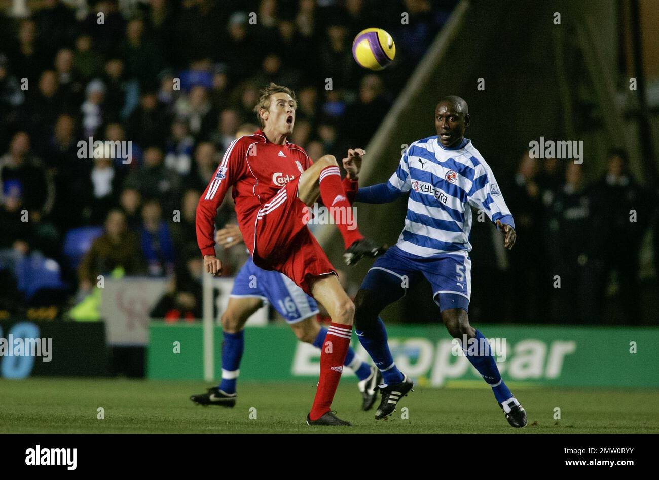 Liverpools Peter Crouch en action contre Lectures Ibrahima Sonko au stade Madejski le 8th décembre 2007.cette image est liée par les restrictions de Dataco sur la façon dont elle peut être utilisée. UTILISATION ÉDITORIALE SEULEMENT aucune utilisation avec des fichiers audio, vidéo, données, listes de présentoirs, logos de clubs/ligue ou services « en direct » non autorisés. Utilisation en ligne limitée à 120 images, pas d'émulation vidéo. Aucune utilisation dans les Paris, les jeux ou les publications de club/ligue/joueur unique Banque D'Images Liverpools Peter Crouch en action contre Lectures Ibrahima Sonko au stade Madejski le 8th décembre 2007.cette image est liée par les restrictions de Dataco sur la façon dont elle peut être utilisée. UTILISATION ÉDITORIALE SEULEMENT aucune utilisation avec des fichiers audio, vidéo, données, listes de présentoirs, logos de clubs/ligue ou services « en direct » non autorisés. Utilisation en ligne limitée à 120 images, pas d'émulation vidéo. Aucune utilisation dans les Paris, les jeux ou les publications de club/ligue/joueur unique Banque D'Images