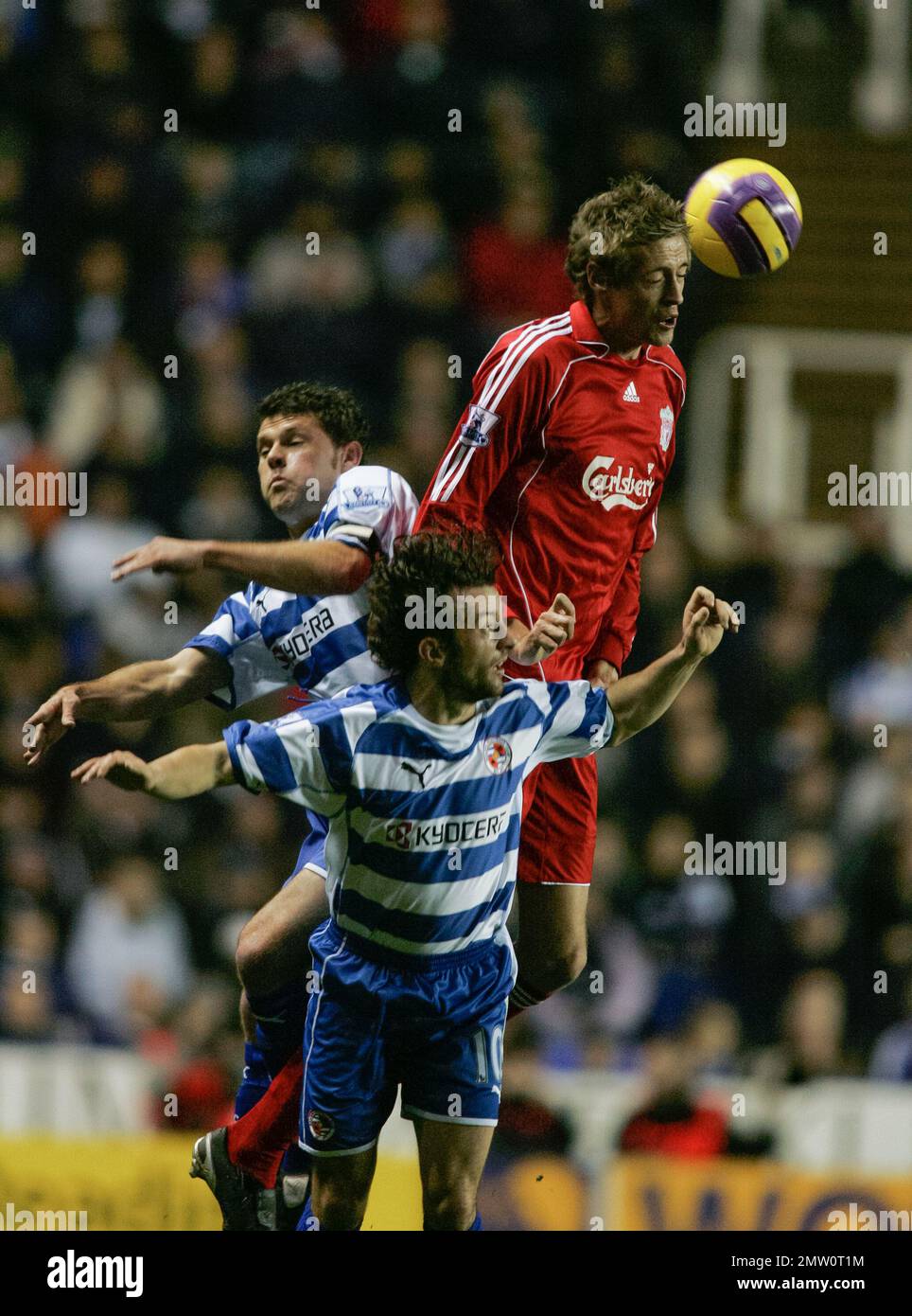 Liverpools Peter Crouch monte en hauteur pour affronter les Lectures Graham Murty et Stephen Hunt. Reading v Liverpool 8th décembre 2007.cette image est liée par les restrictions de Dataco sur la façon dont elle peut être utilisée. UTILISATION ÉDITORIALE SEULEMENT aucune utilisation avec des fichiers audio, vidéo, données, listes de présentoirs, logos de clubs/ligue ou services « en direct » non autorisés. Utilisation en ligne limitée à 120 images, pas d'émulation vidéo. Aucune utilisation dans les Paris, les jeux ou les publications de club/ligue/joueur unique Banque D'Images Liverpools Peter Crouch monte en hauteur pour affronter les Lectures Graham Murty et Stephen Hunt. Reading v Liverpool 8th décembre 2007.cette image est liée par les restrictions de Dataco sur la façon dont elle peut être utilisée. UTILISATION ÉDITORIALE SEULEMENT aucune utilisation avec des fichiers audio, vidéo, données, listes de présentoirs, logos de clubs/ligue ou services « en direct » non autorisés. Utilisation en ligne limitée à 120 images, pas d'émulation vidéo. Aucune utilisation dans les Paris, les jeux ou les publications de club/ligue/joueur unique Banque D'Images