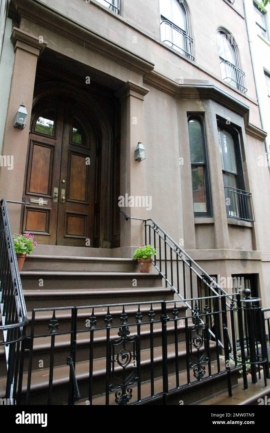 EXCLUSIF !! C'est l'actrice de maison de ville Uma Thurman serait vendre. La maison de Greenwich Village a été mise sur le marché pendant le week-end pour $14,2 millions. L'immense maison de 5086 pieds carrés dispose de quatre étages, sept chambres et six salles de bains avec la chambre principale s'étaler sur tout le troisième étage. L'demeure est agréablement située sur une rue bordée d'arbres et, selon les rapports, comprend des éléments originaux tels que deux foyers au bois, des moulures décoratives et des portes-fenêtres qui s'ouvrent sur une terrasse et un jardin. L'actrice aurait acheté la maison en 2006 pour $9,5 moulin Banque D'Images