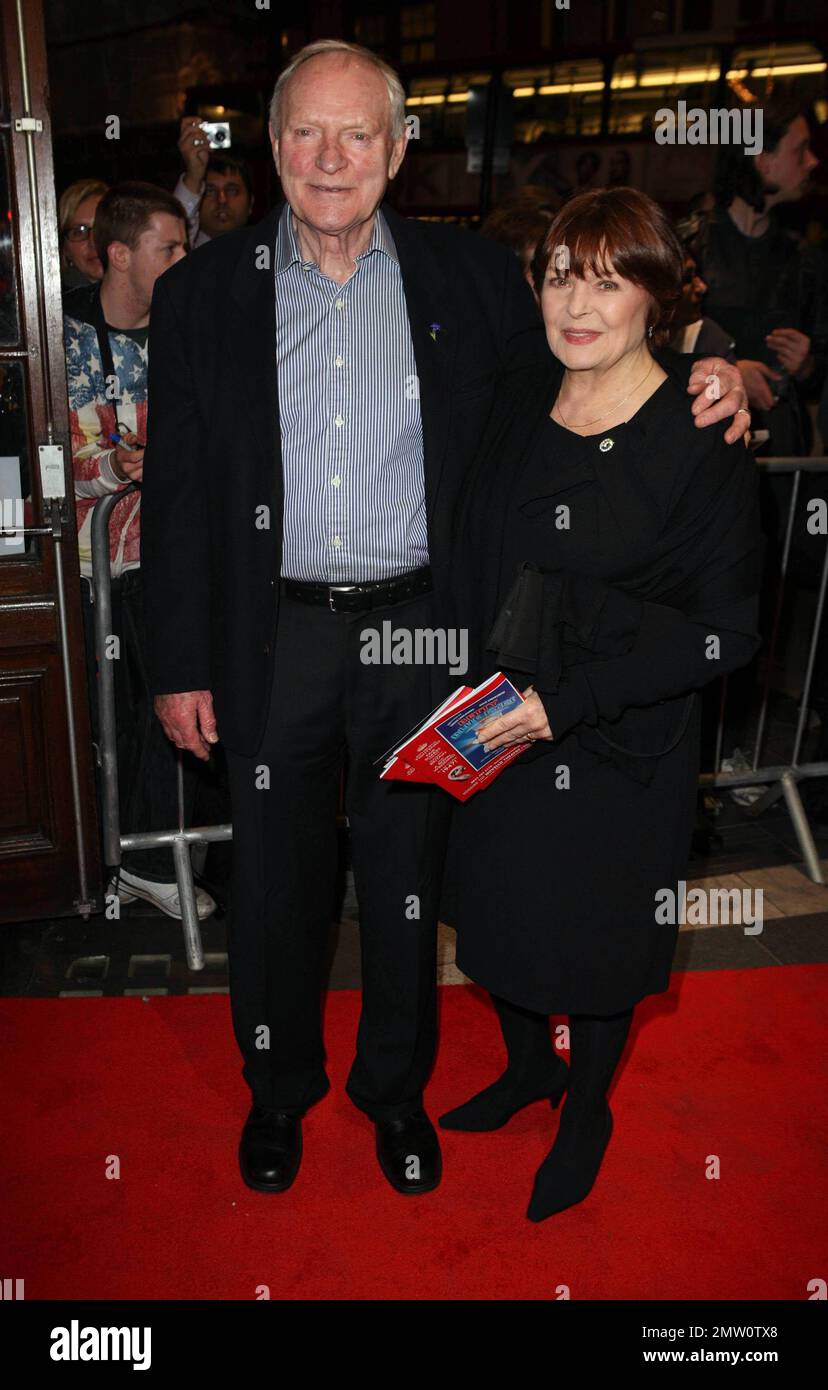 Julian Glover et Isla Blair à la soirée de presse "les parapluies de Cherbourg" au Gielgud Theatre à Londres, Royaume-Uni. 3/22/11. Banque D'Images