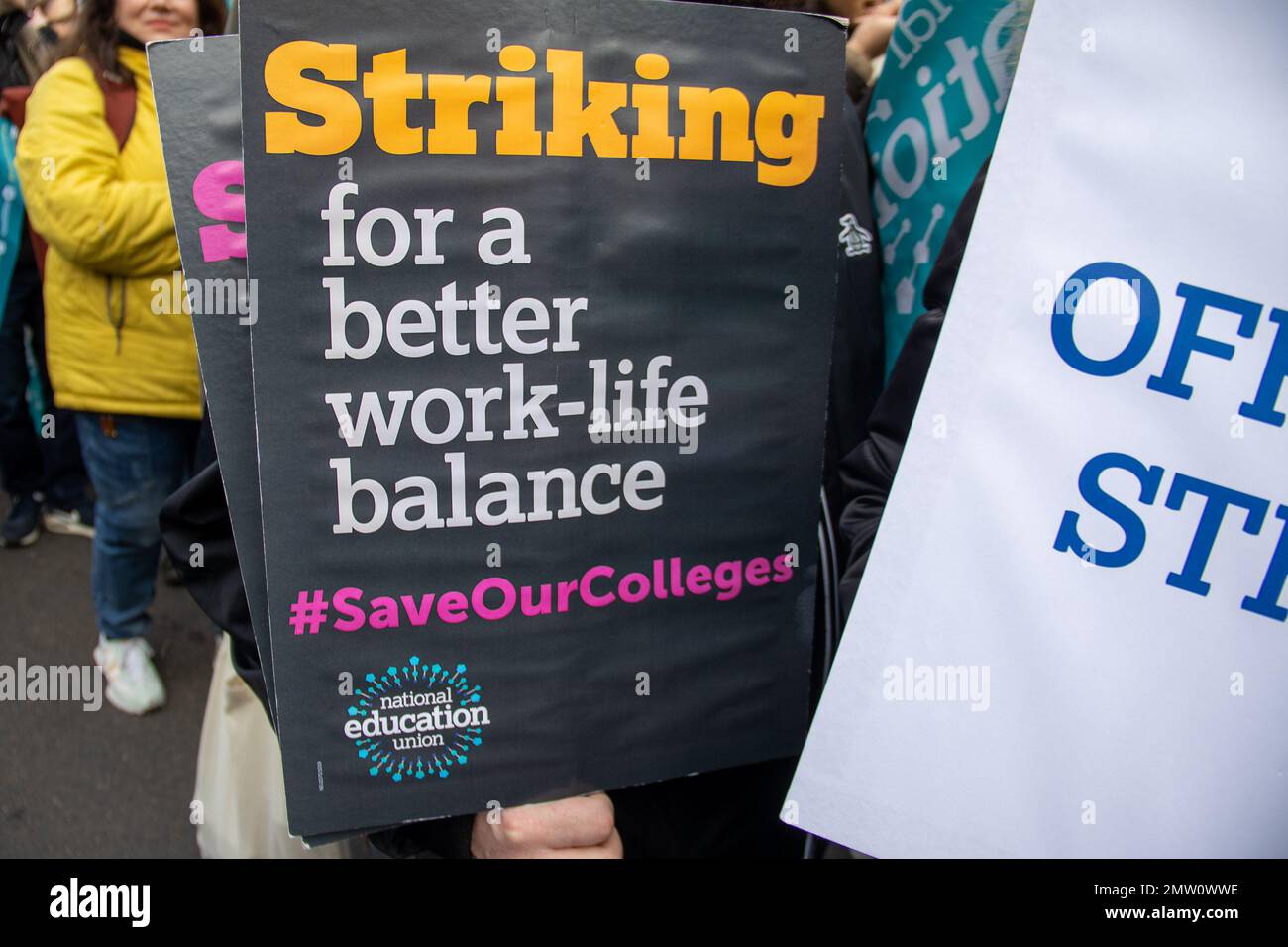 Londres, Royaume-Uni - 1 février 2023. Les manifestants de Whitehall après avoir défilé de la BBC protègent le droit de grève et de payer en mars. Des milliers d'enseignants, de travailleurs et de fonctionnaires sortent dans le cadre de la journée d'action. Credit: Sinai Noor/Alamy Live News (USAGE ÉDITORIAL SEULEMENT!) Banque D'Images