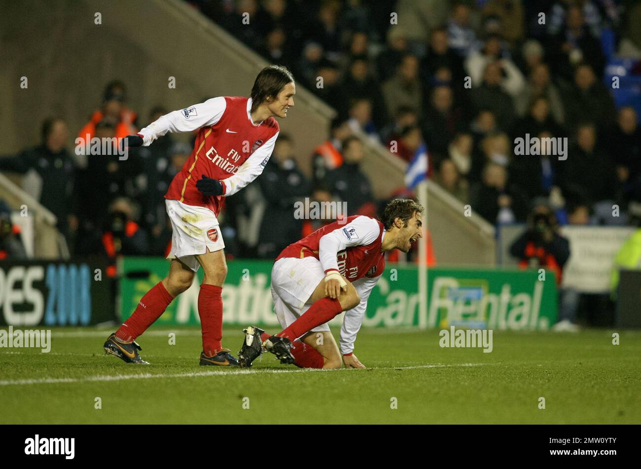 Les joueurs d'arsenal Mathieu Flamini (à gauche) et Tomas Rosicky célèbrent après que Mathieu a inscrit les arsenaux Premier but contre la lecture au stade Madejski dans un gain de 3-1.cette image est liée par les restrictions de Dataco sur la façon dont elle peut être utilisée. UTILISATION ÉDITORIALE SEULEMENT aucune utilisation avec des fichiers audio, vidéo, données, listes de présentoirs, logos de clubs/ligue ou services « en direct » non autorisés. Utilisation en ligne limitée à 120 images, pas d'émulation vidéo. Aucune utilisation dans les Paris, les jeux ou les publications de club/ligue/joueur unique Banque D'Images