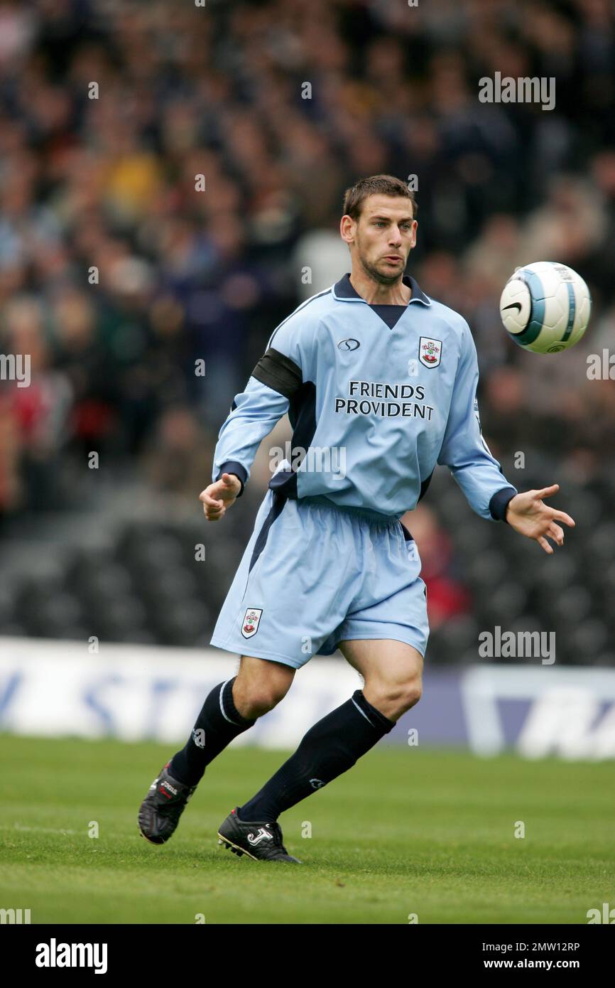 Joueur de Southampton Rory Delap jouant à Craven Cottage le 25 septembre 2004 dans une ligue de football de premier plan. Cette image est soumise à des restrictions Dataco quant à son utilisation. UTILISATION ÉDITORIALE UNIQUEMENT aucune utilisation avec des données audio, vidéo, données, listes de rencontres, logos de club/ligue ou services « en direct » non autorisés. Utilisation en ligne limitée à 120 images, pas d'émulation vidéo. Aucune utilisation dans les Paris, les jeux ou les publications individuelles de club/ligue/joueur Banque D'Images