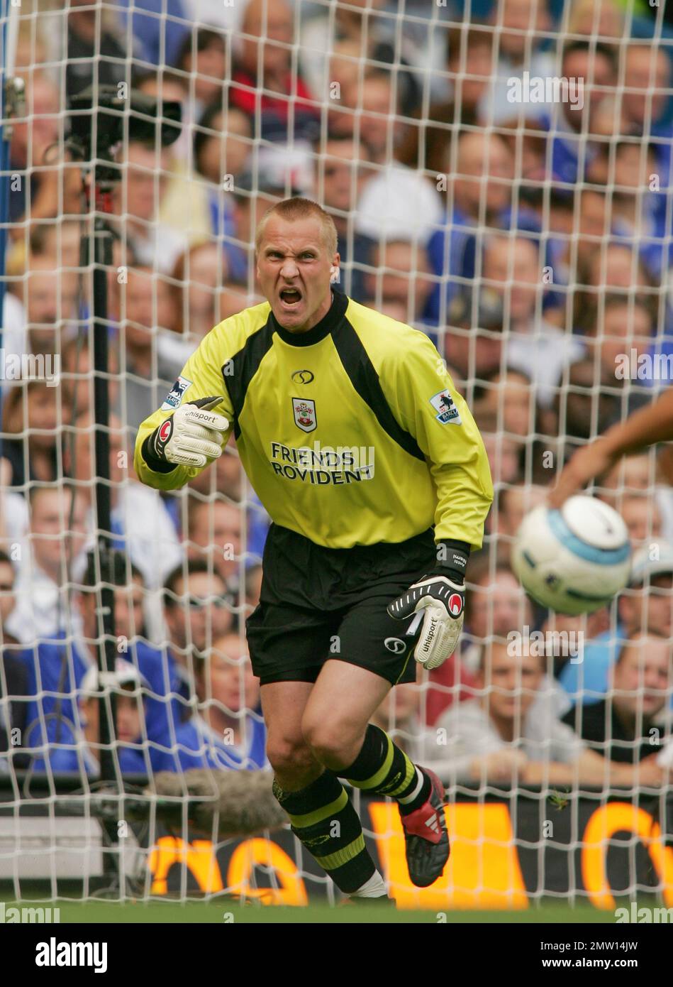 Le gardien de Southampton Antti Niemi joue contre Chelsea au Stamford Bridge Londres Angleterre le 28 août 2004. Cette image est soumise aux restrictions de Dataco sur la façon dont elle peut être utilisée. UTILISATION ÉDITORIALE UNIQUEMENT aucune utilisation avec des données audio, vidéo, données, listes de rencontres, logos de club/ligue ou services « en direct » non autorisés. Utilisation en ligne limitée à 120 images, pas d'émulation vidéo. Aucune utilisation dans les Paris, les jeux ou les publications individuelles de club/ligue/joueur Banque D'Images