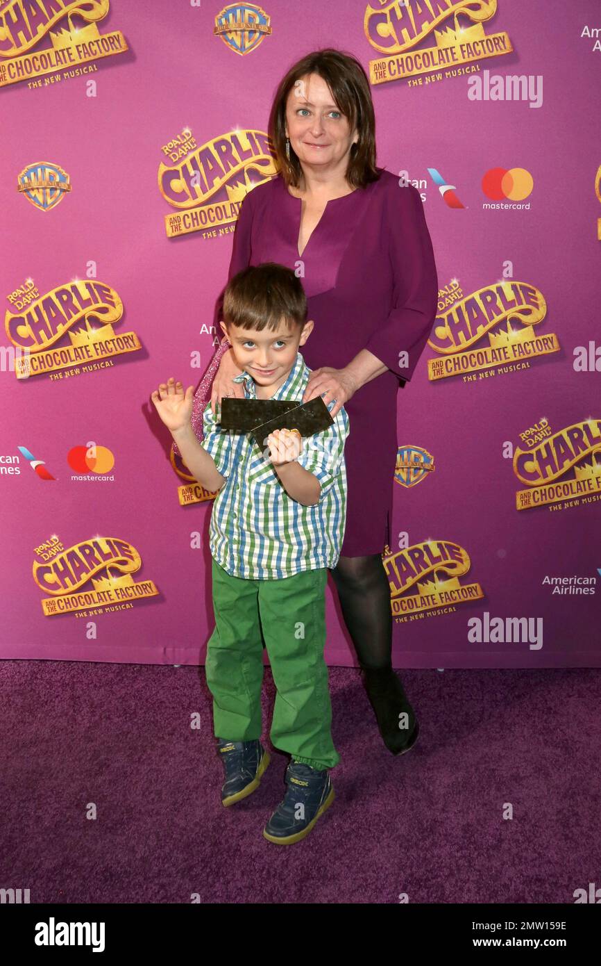 Rachel Dratch and son Eli Benjamin Wahl attend Roald Dahl's "Charlie and the Chocolate Factory" Broadway opening night at the Lunt-Fontanne Theater on Sunday April, 23, 2017, in New York. (Photo by Greg Allen/Invision/AP) Banque D'Images