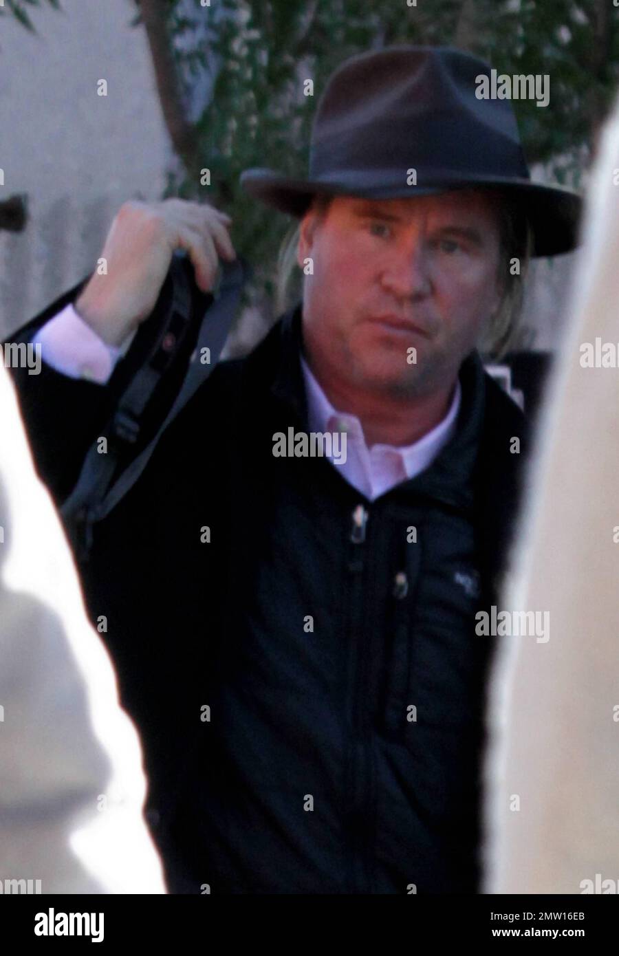 EXCLUSIF !! L'acteur Val Kilmer a été vu magasiner à Amoeba, quelques jours avant Noël, après une séance dans un studio de son à Hollywood. La star « Batman Forever », qui a 52 ans le 31st de ce mois-ci, a tenté de se cacher derrière son chapeau avant de sauter dans son véhicule conduit par chauffeur en attente. Los Angeles, Californie. 22nd décembre 2011. Banque D'Images