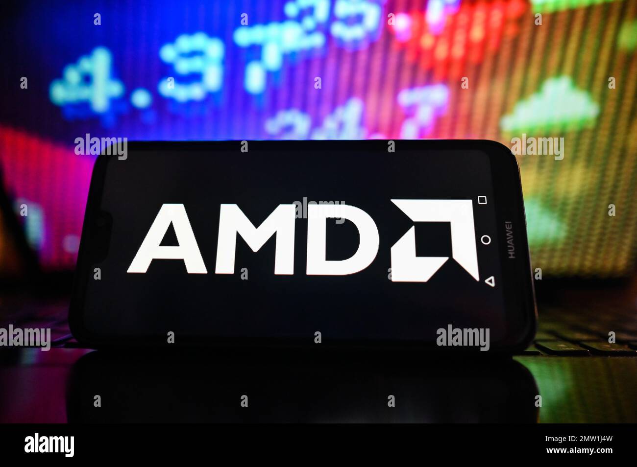 Dans cette illustration, un logo AMD est affiché sur un smartphone avec une  bourse en arrière-plan Photo Stock - Alamy