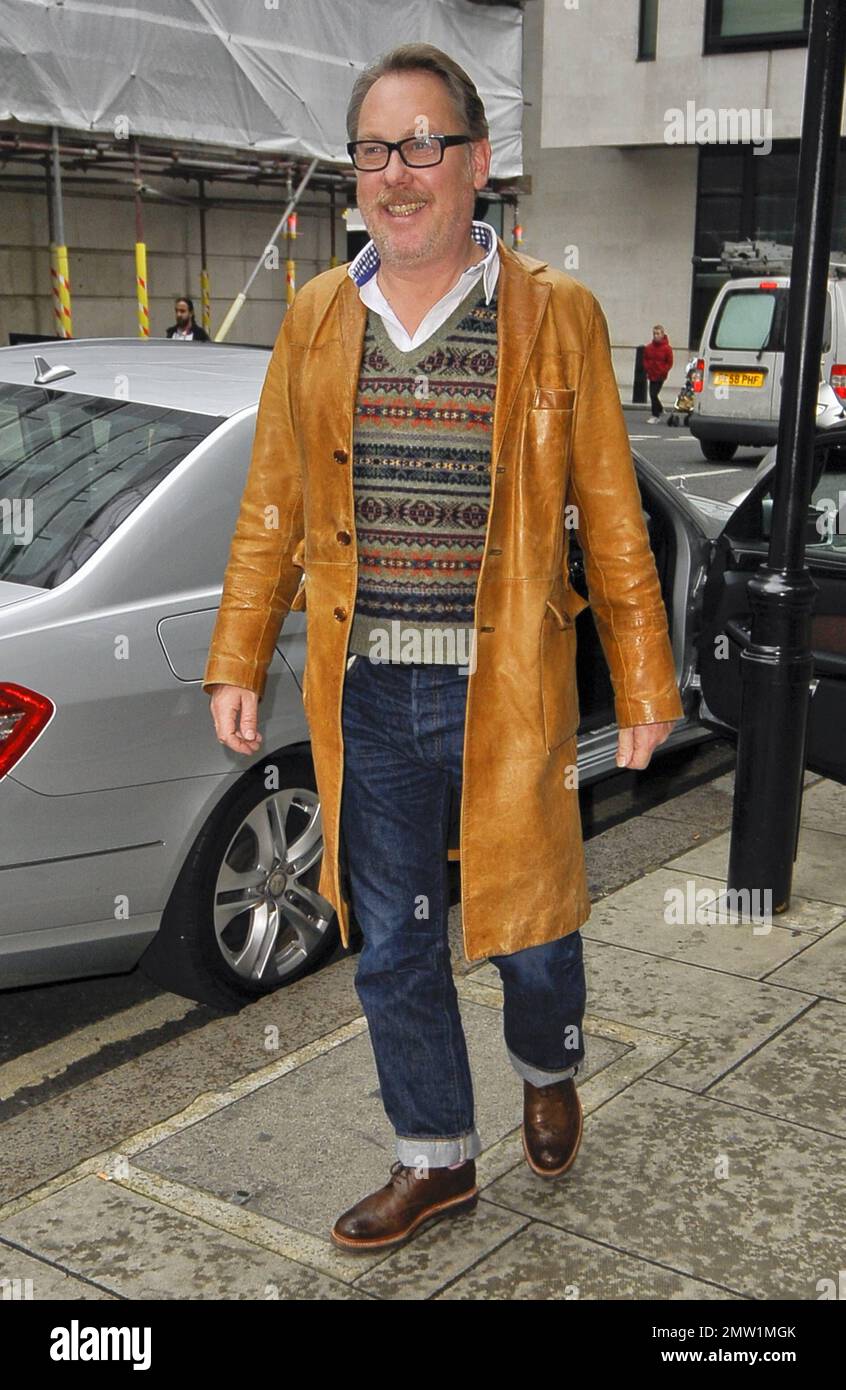 Le comédien Jim Moir alias Vic Reeves est arrivé à la BBC en portant un long manteau de cuir brun sur un chandail à motifs gris, un Jean bleu et des chaussures marron. Londres, Royaume-Uni. 26th octobre 2012. Banque D'Images
