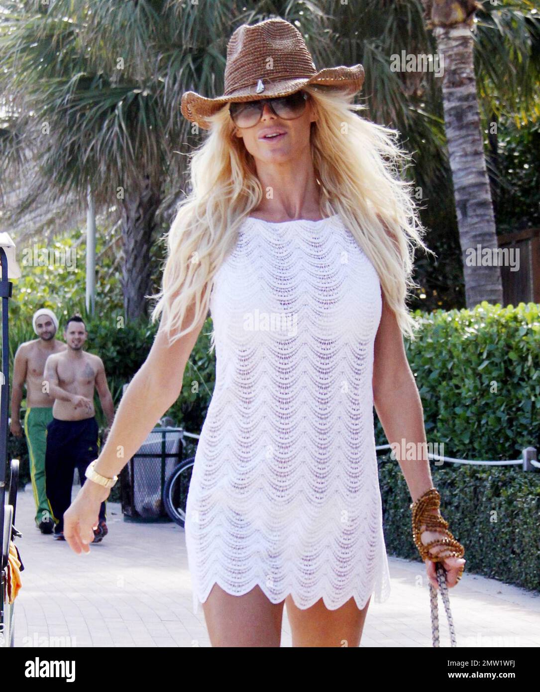 Vêtu d'une simple couverture blanche et d'un chapeau de cow-boy rustique, le modèle suédois Victoria Silvstedt, 36 ans, fait son chemin de retour de la plage tout en montrant son incroyable bronzage. La très grande blonde, qui portait un bikini blanc assorti sous son couvre-maillot et portait un sac à main Chanel Havane, semble ne pas avoir assez de soleil, même si elle a passé ses vacances de Noël et du nouvel an sur la belle île des Caraïbes de St Bart avec son ami Maurice Dabbah. Avec sa grande montre dorée exposée, Silvstedt s'est promené pieds nus avec Dabbah le long de la promenade en bord de mer alors qu'ils se rendirent vers le Th Banque D'Images