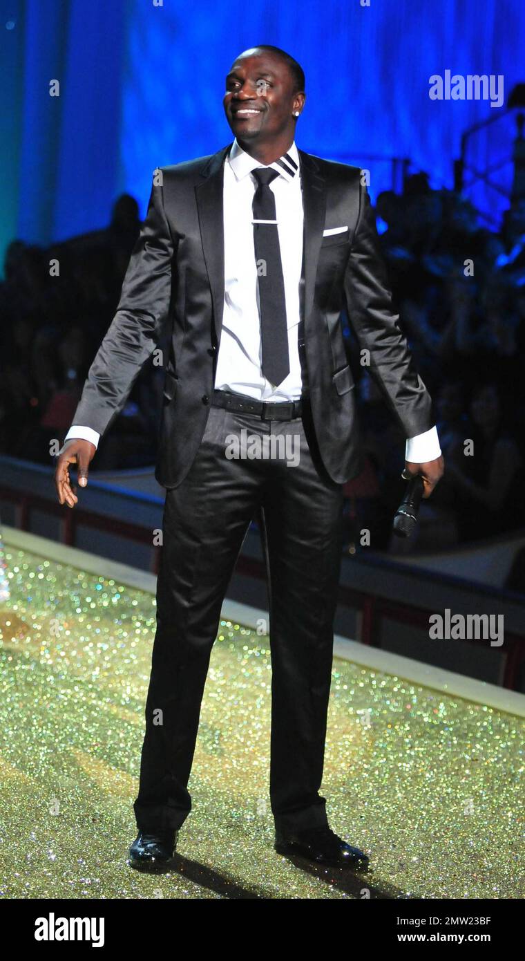 Akon, artiste R&B, est sur la piste du Secret Fashion Show 2010 de Victoria, qui s'est tenu au Lexington Avenue Armory. New York, NY. 11/10/10. Banque D'Images