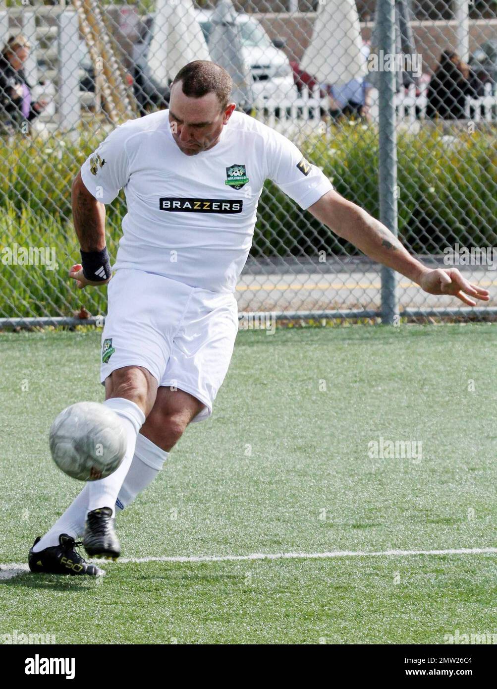 L'ancien footballeur professionnel et acteur Vinnie Jones, 46 ans, apprécie son dimanche sur un terrain de Santa Monica jouant au football avec son équipe Hollywood All Stars football Club. Jones, qui semble avoir mis un peu de poids autour de son estomac, a semblé avoir un bon moment comme il a lancé le ballon autour et à travers lui dans le jeu. Los Angeles, Californie. 03/06/11. Banque D'Images