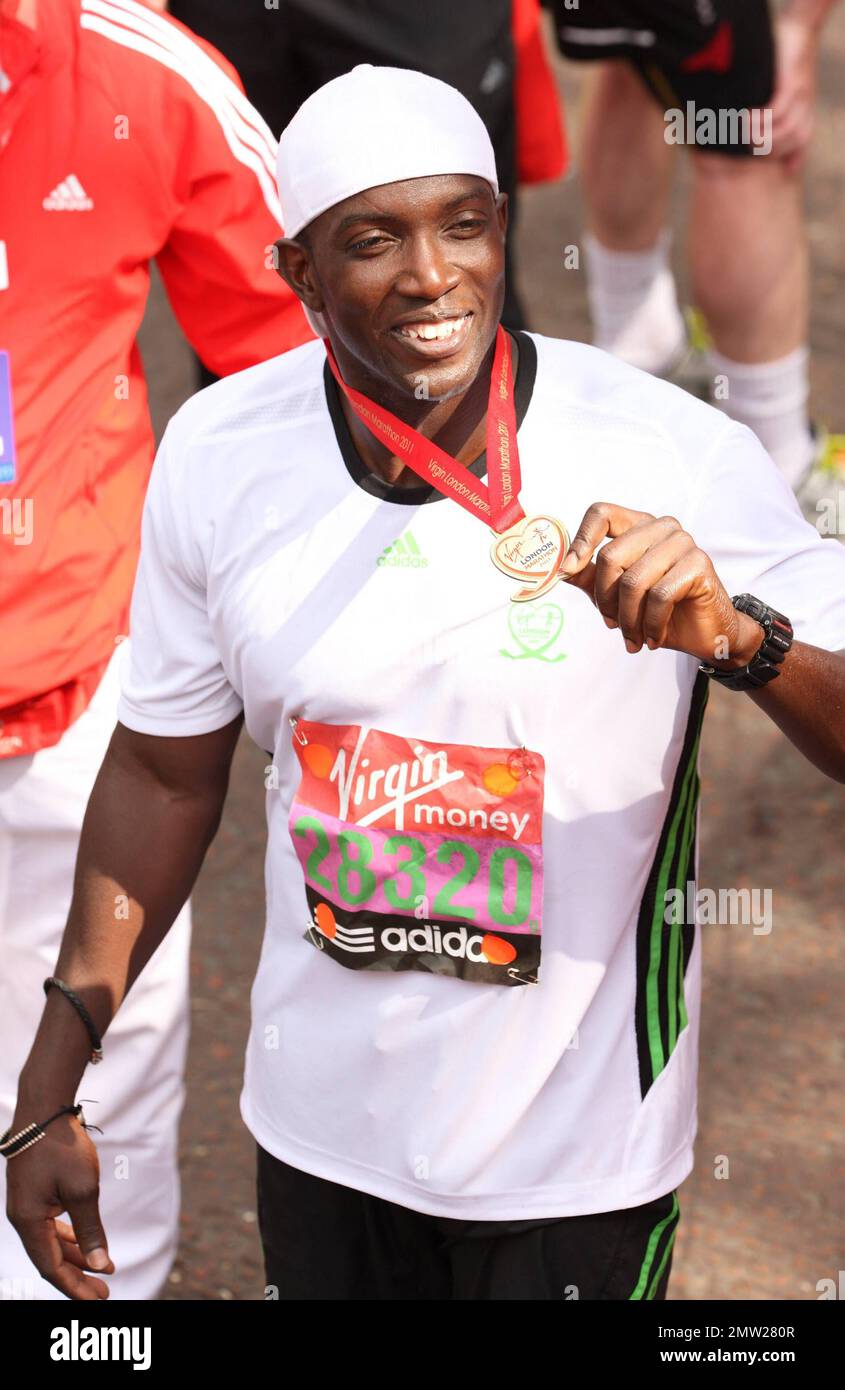 Dwight Yorke à la ligne d'arrivée après le marathon de Virgin London en 2011. Londres, Royaume-Uni. 04/17/11. Banque D'Images