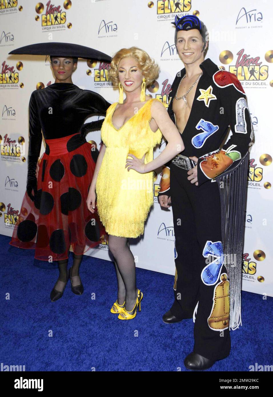 Julissa Bermudez et des membres de la troupe à la première mondiale de « Viva Elvis » du Cirque du Soleil au Aria Resort and Casino de Las Vegas, Nevada. 2/19/10. . Banque D'Images