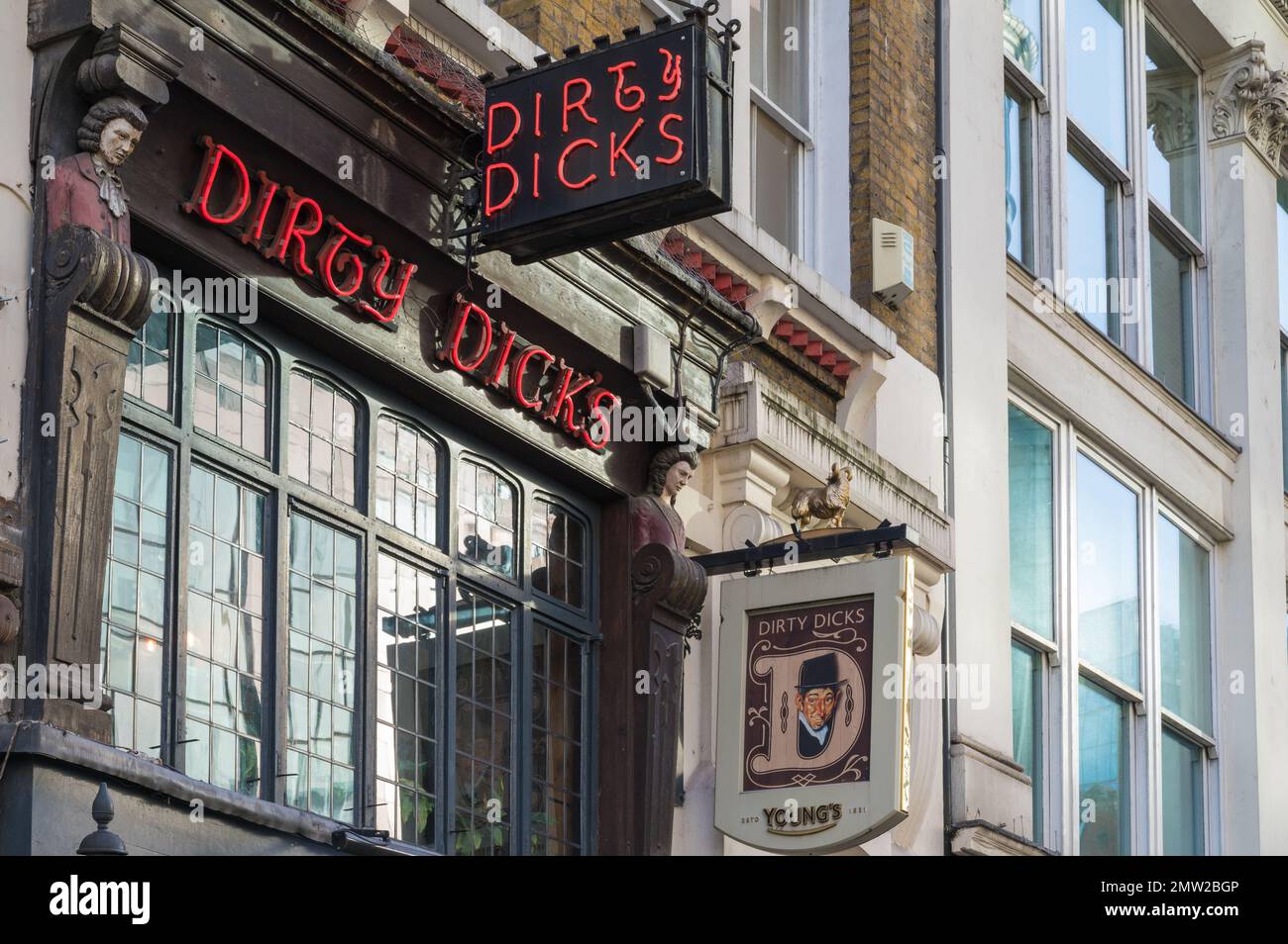 L'extérieur du pub et restaurant Dirty Dicks présente des enseignes traditionnelles peintes et éclairées au néon. Bishopsgate, ville de Londres, Angleterre, Royaume-Uni Banque D'Images