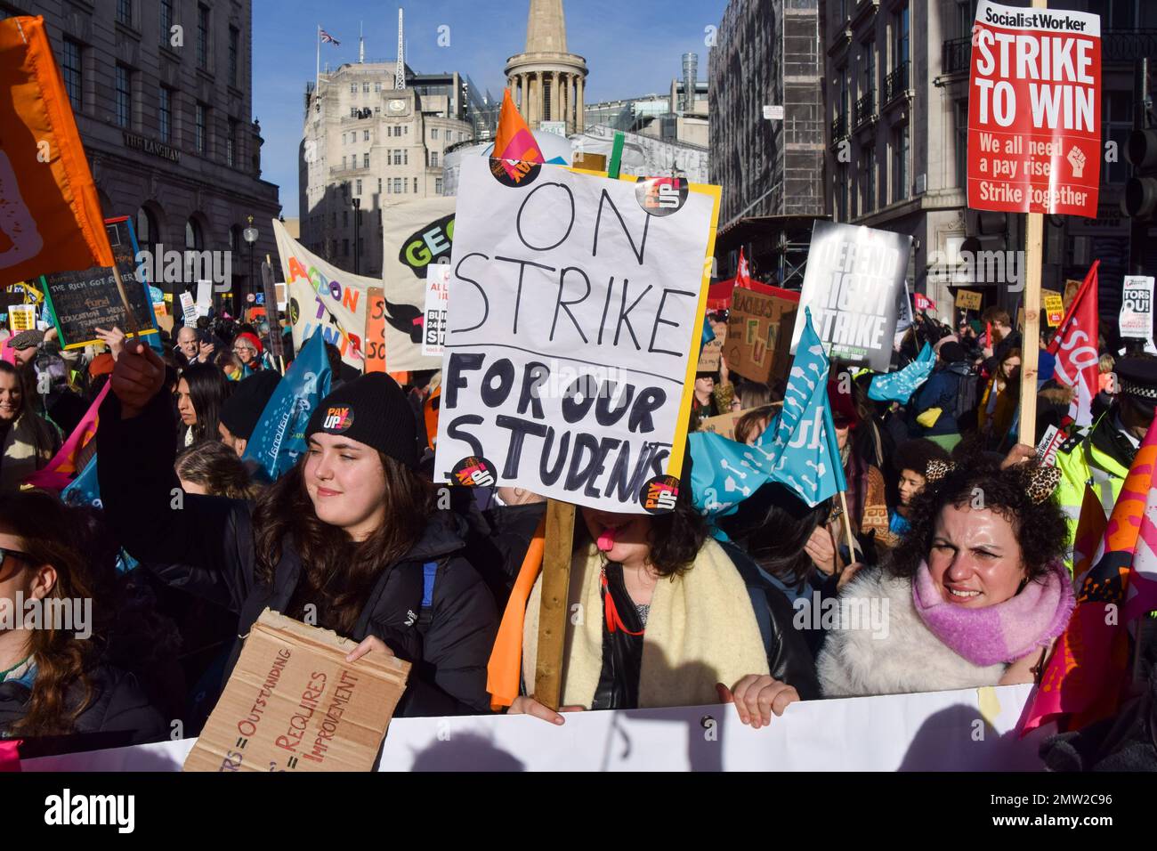 Londres, Royaume-Uni. 1st février 2023. Manifestants à Regent Street. Des milliers d'enseignants et de partisans ont défilé dans le centre de Londres alors que les enseignants de tout le pays commencent leur grève sur les salaires. La journée a vu environ un demi-million de personnes organiser des sorties à pied dans tout le Royaume-Uni, y compris des enseignants, du personnel universitaire, des employés de la fonction publique et des conducteurs de train. Credit: Vuk Valcic/Alamy Live News. Banque D'Images