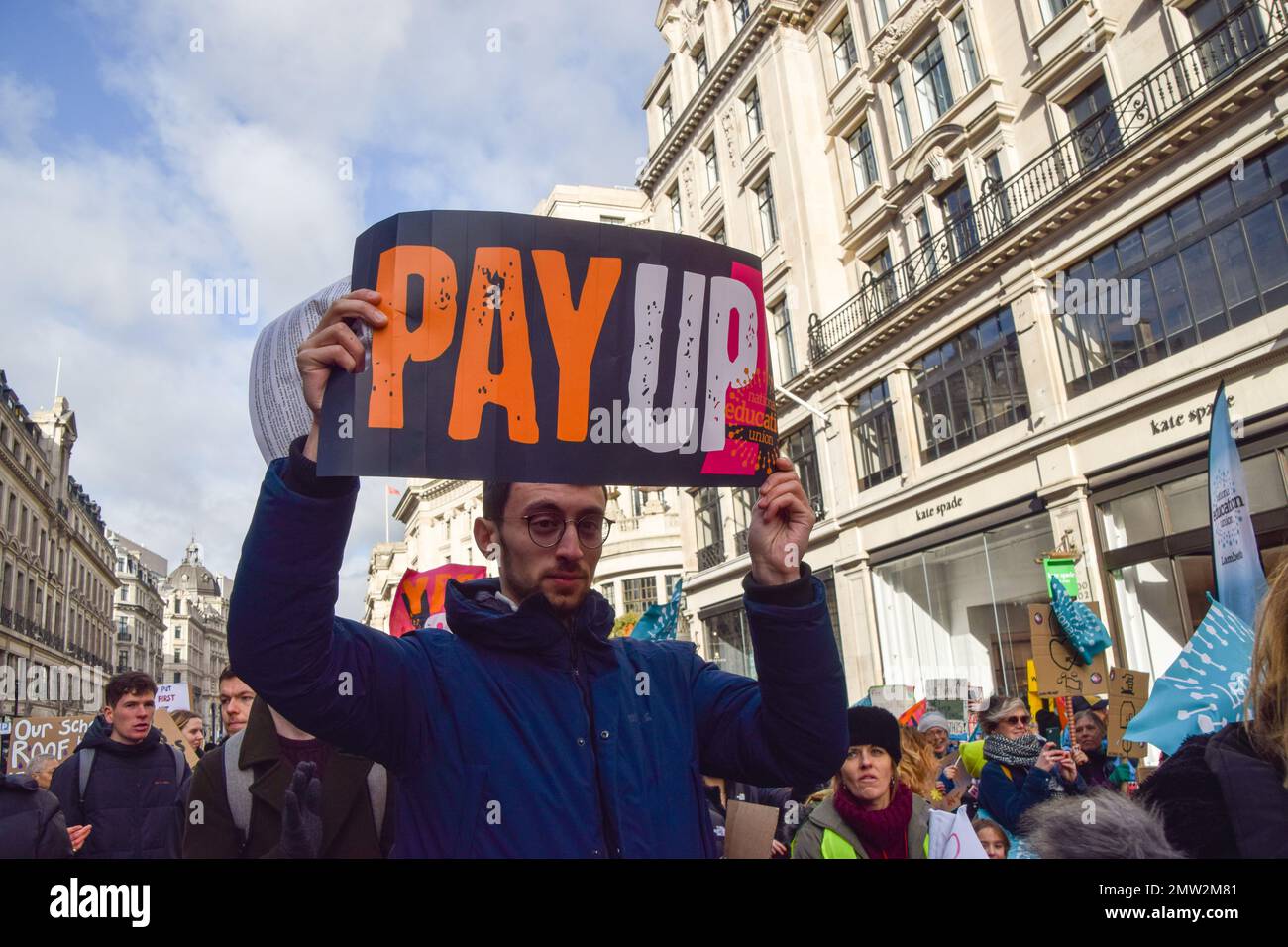 Londres, Royaume-Uni. 1st février 2023. Manifestants à Regent Street. Des milliers d'enseignants et de partisans ont défilé dans le centre de Londres alors que les enseignants de tout le pays commencent leur grève sur les salaires. La journée a vu environ un demi-million de personnes organiser des sorties à pied dans tout le Royaume-Uni, y compris des enseignants, du personnel universitaire, des employés de la fonction publique et des conducteurs de train. Credit: Vuk Valcic/Alamy Live News. Banque D'Images