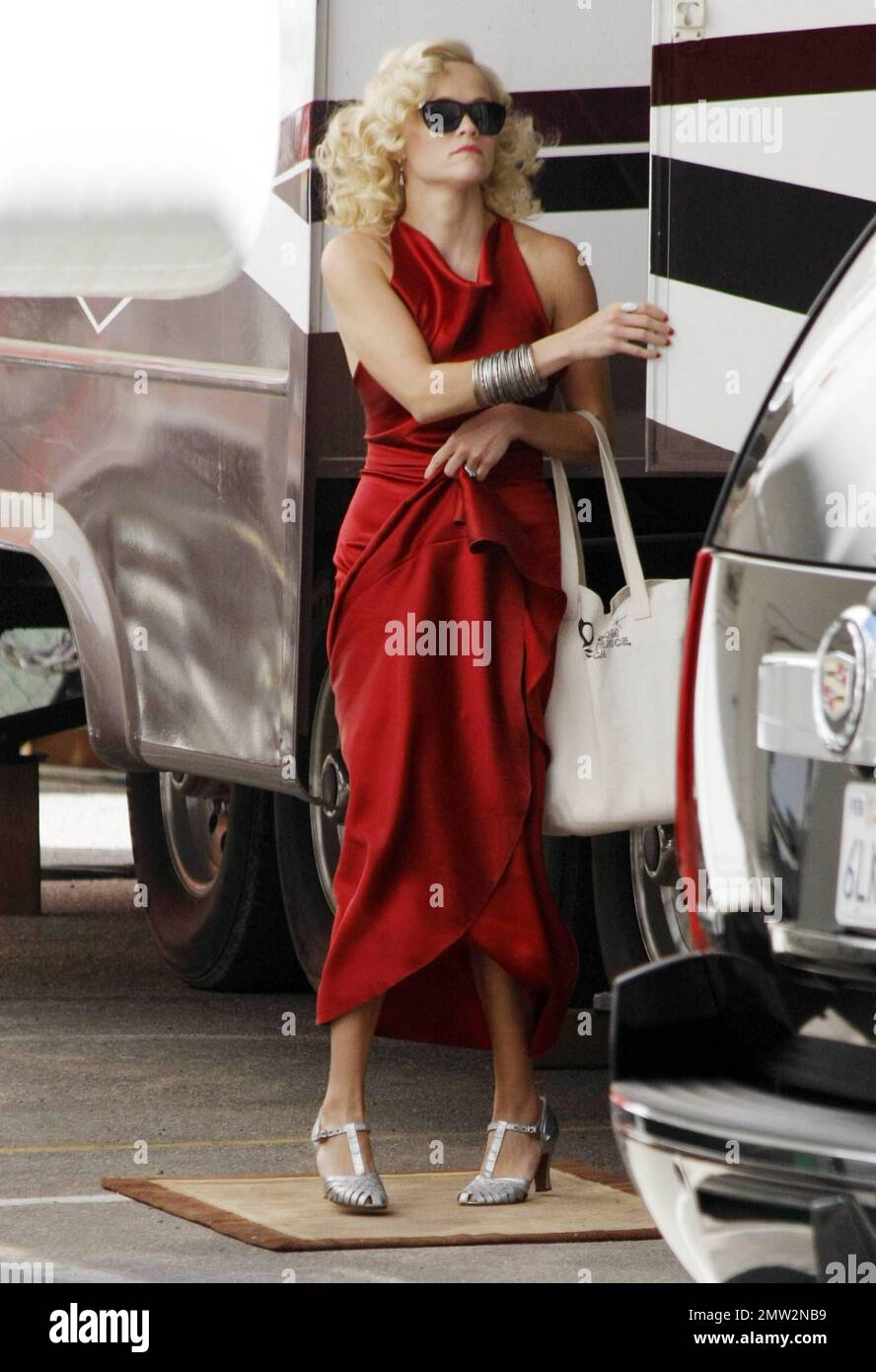L'actrice Reese Witherspoon laisse sa bande-annonce dans un costume élégant  sur le tournage de « l'eau pour les éléphants » à Los Angeles. Vêtu d'une  robe en soie rouge et de boucles