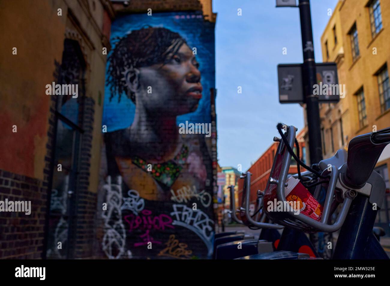 Mur couvert de graffitis à Shoreditch à Londres Banque D'Images